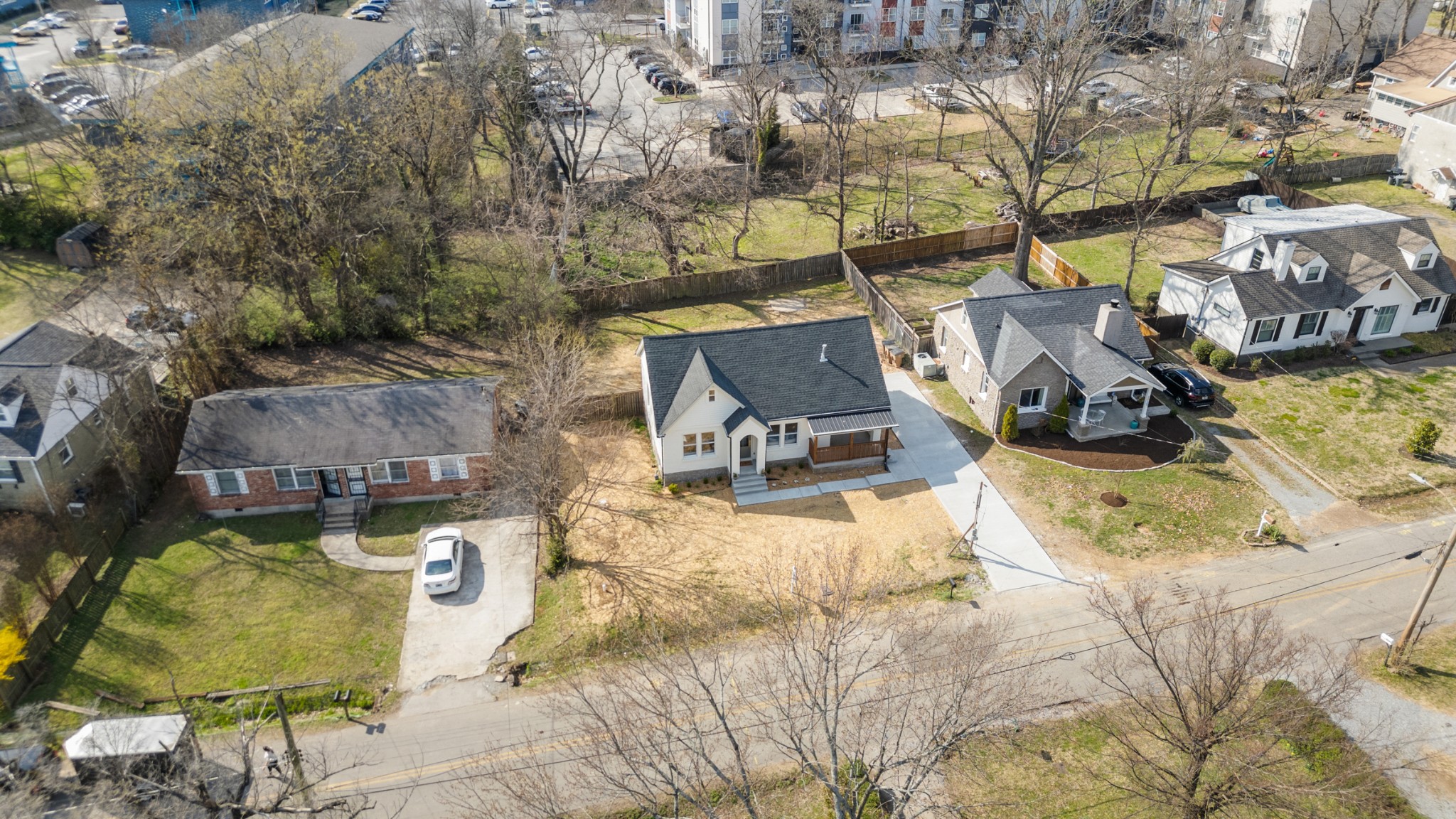 2833 Bronte Ave