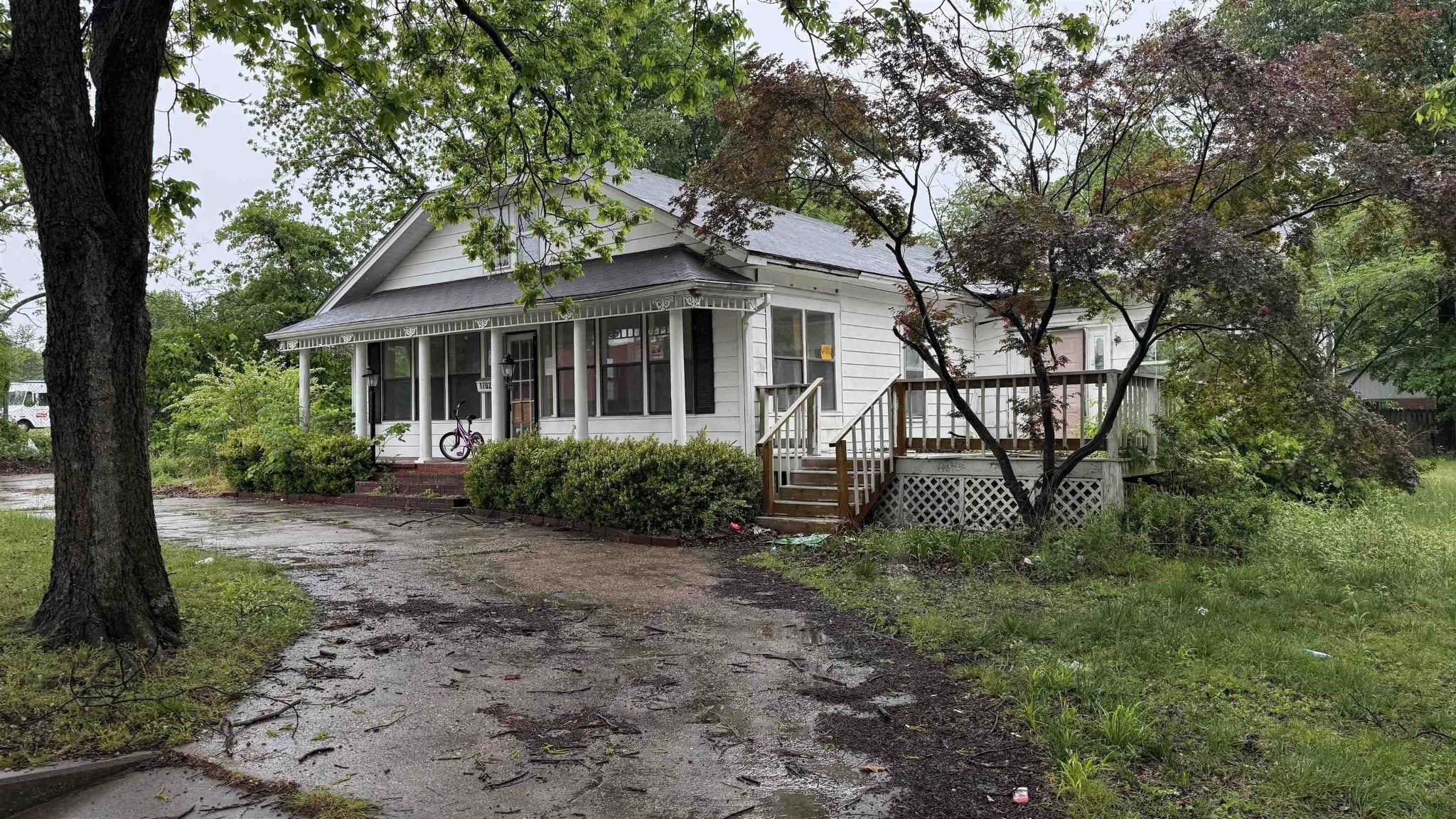 1702 W NETTLETON AVE
