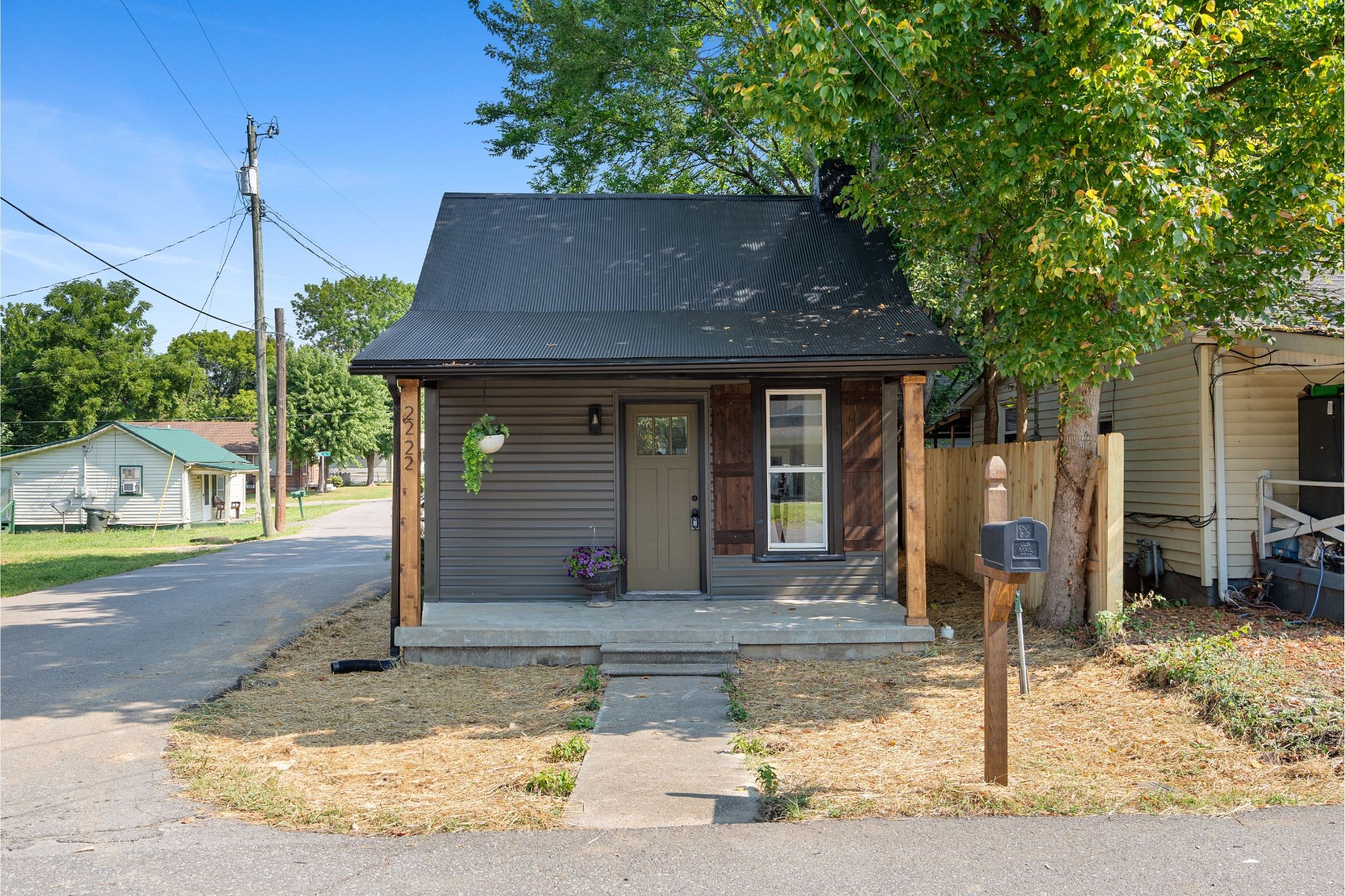 2222 Leota St