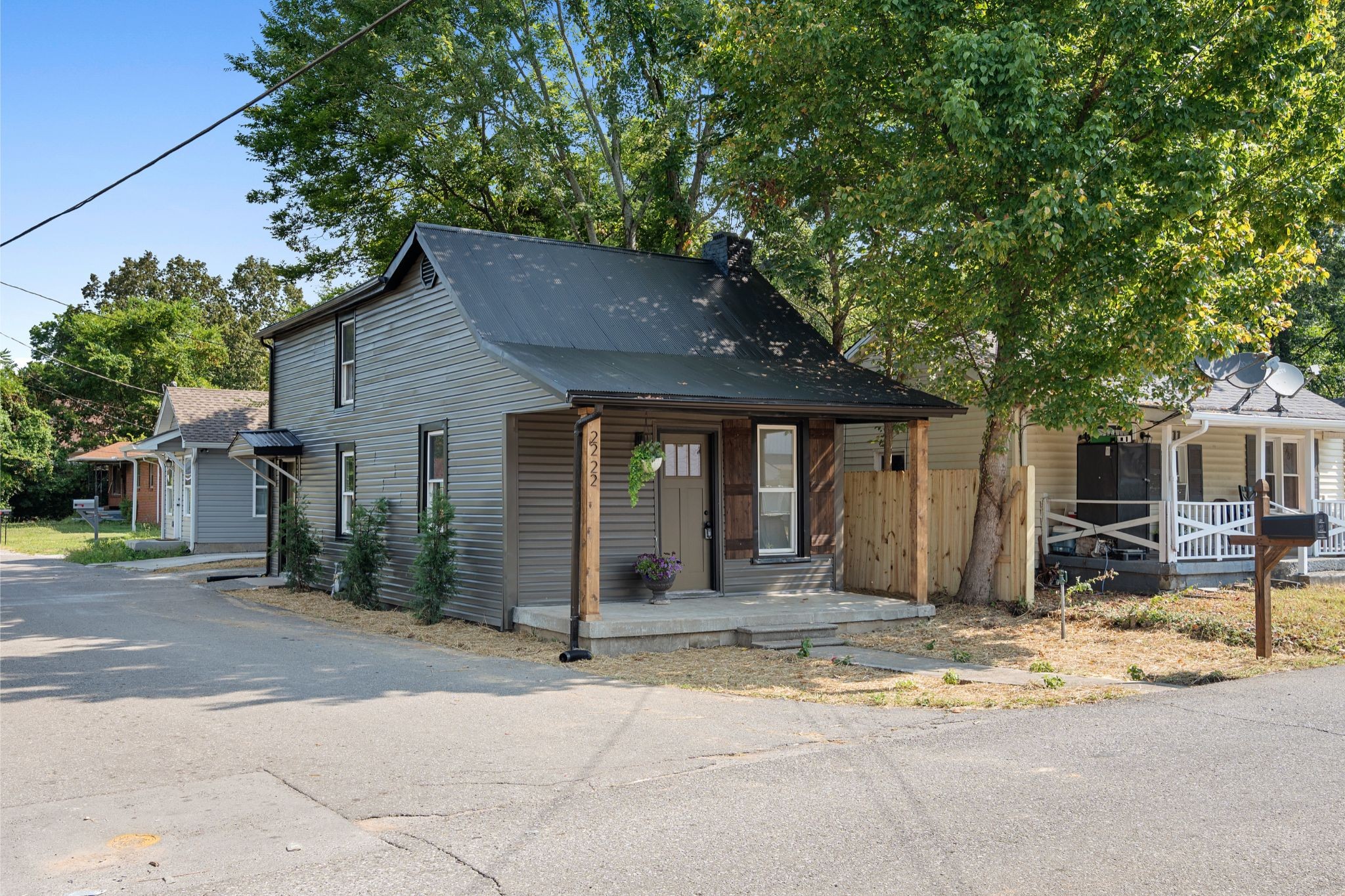 2222 Leota St