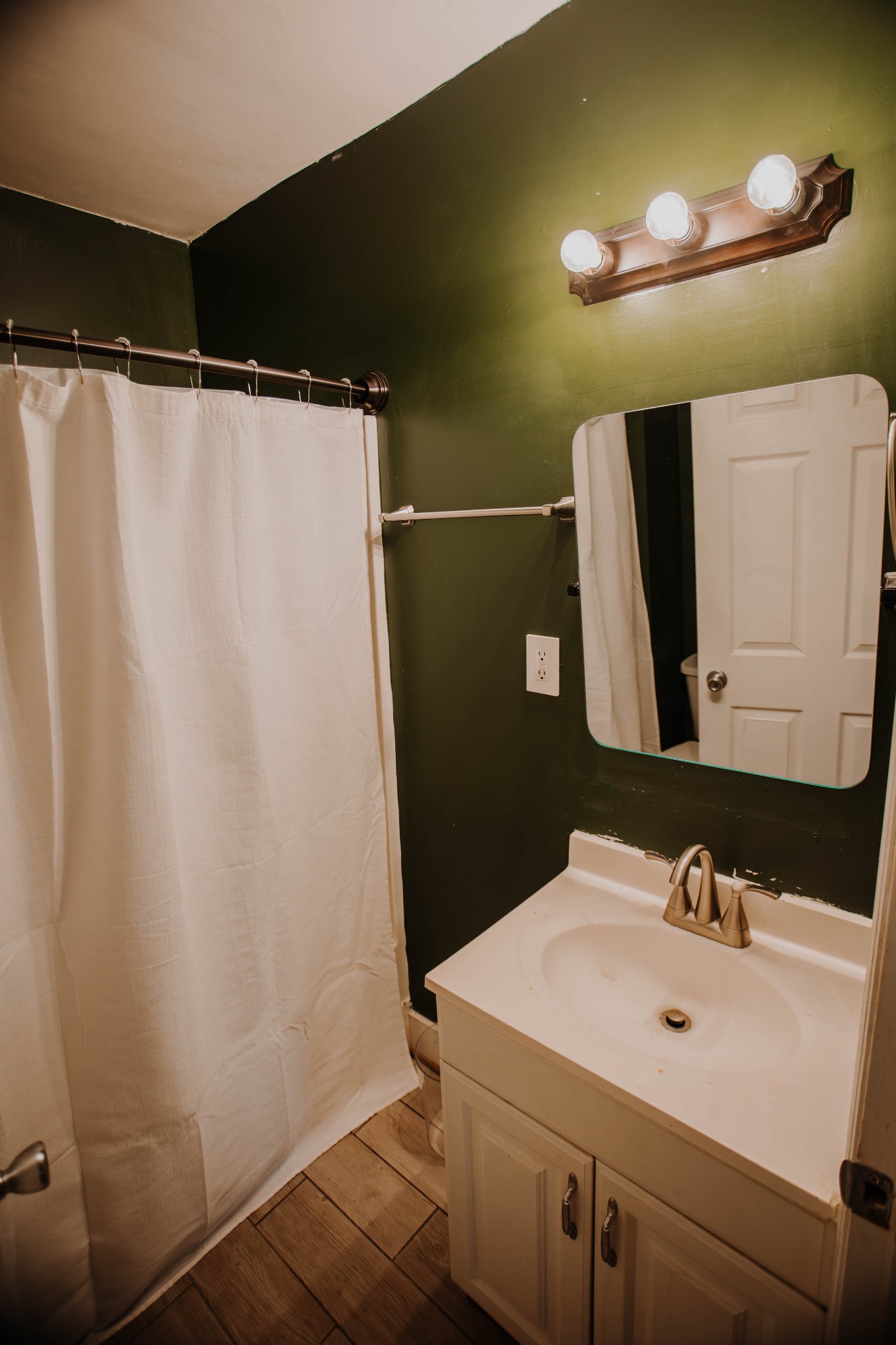 Columbia, Tennessee 38401, United States, 2 Bedrooms Bedrooms, ,1 BathroomBathrooms,Residential,Active,27707