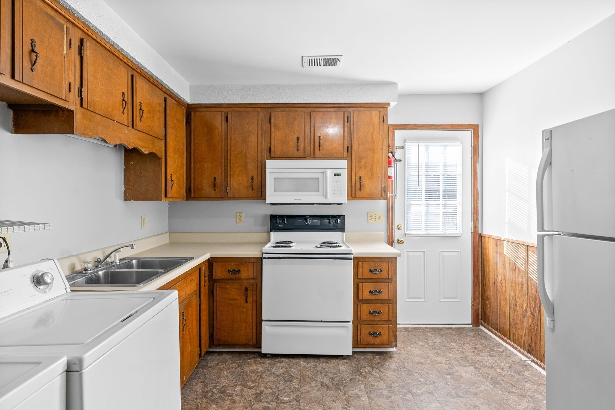 Clarksville, Tennessee 37042, United States, 2 Bedrooms Bedrooms, ,1 BathroomBathrooms,Residential,Active,204975