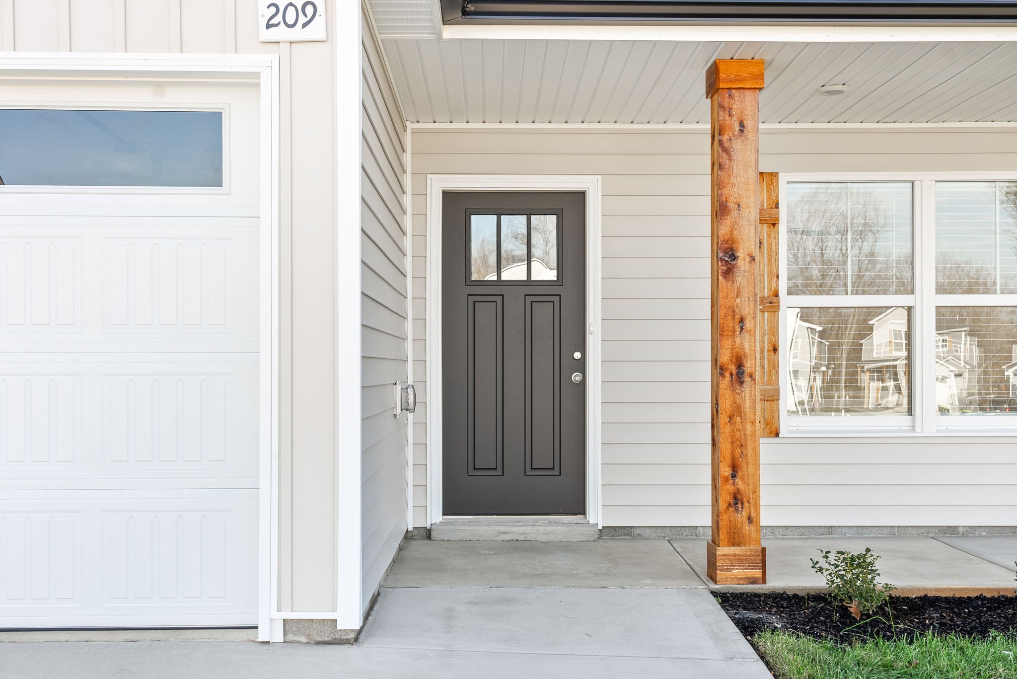 Clarksville, Tennessee 37043, United States, 3 Bedrooms Bedrooms, ,3 BathroomsBathrooms,Residential,Pending,37455