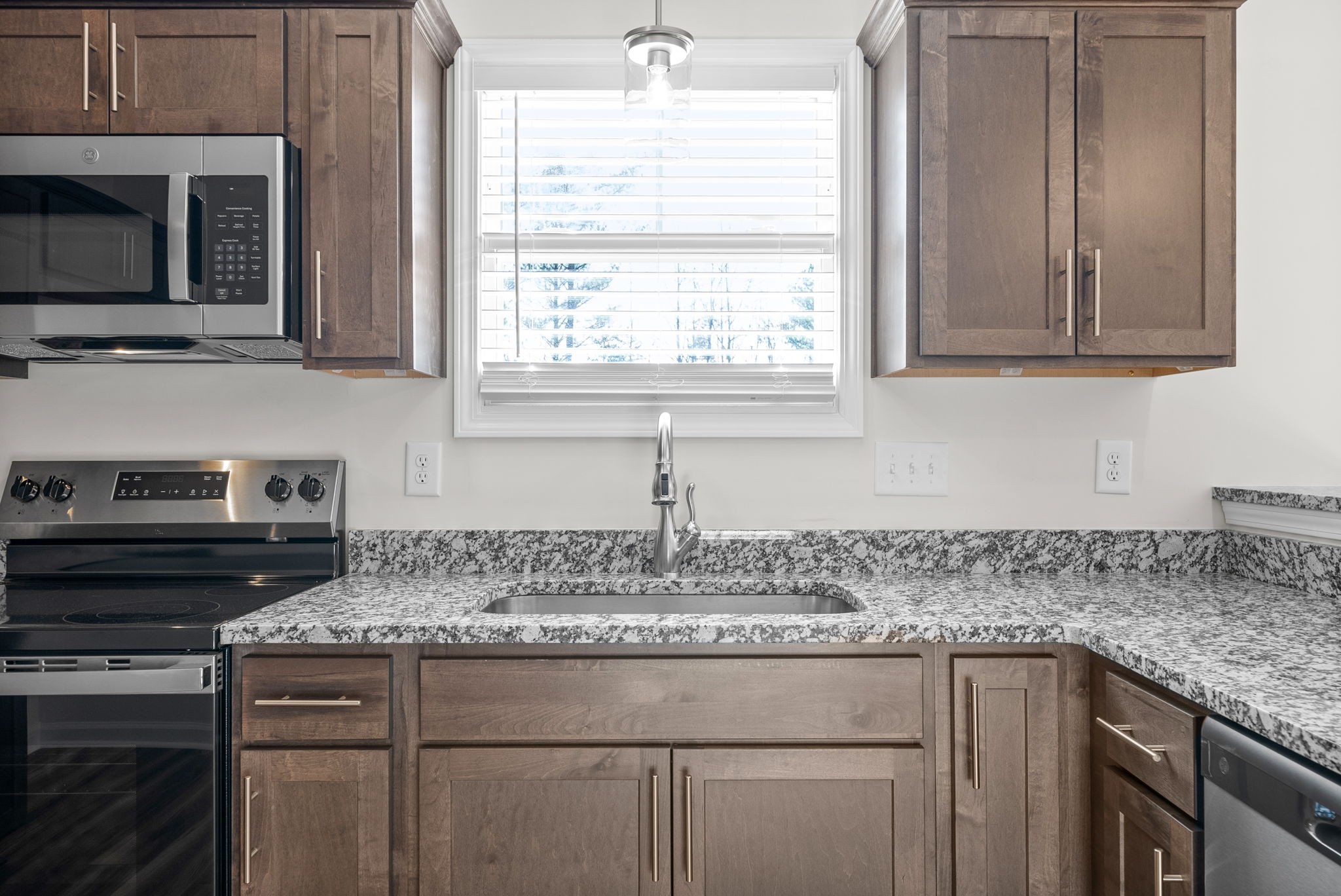 Clarksville, Tennessee 37043, United States, 3 Bedrooms Bedrooms, ,3 BathroomsBathrooms,Residential,Pending,37455