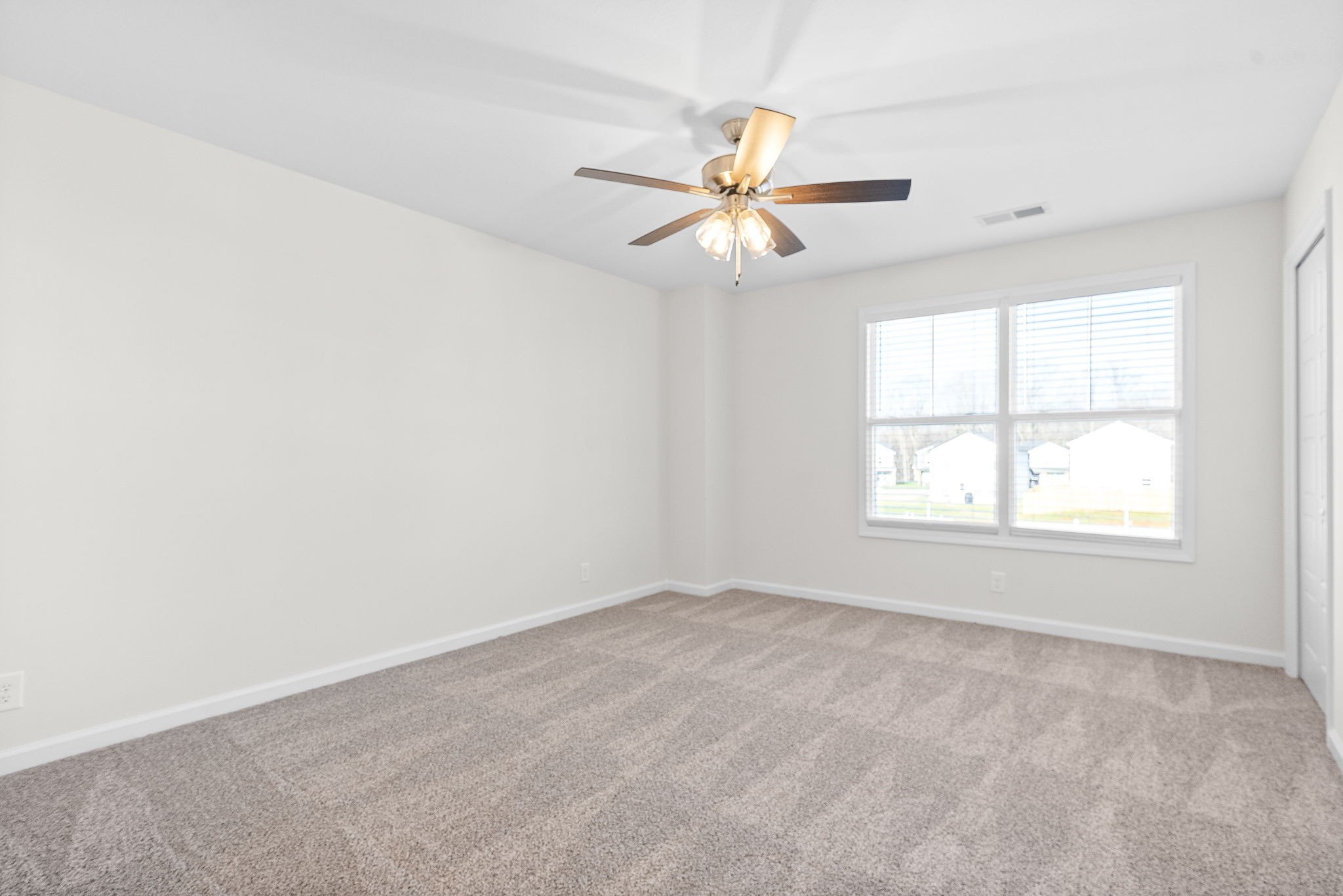 Clarksville, Tennessee 37043, United States, 3 Bedrooms Bedrooms, ,3 BathroomsBathrooms,Residential,Pending,37455