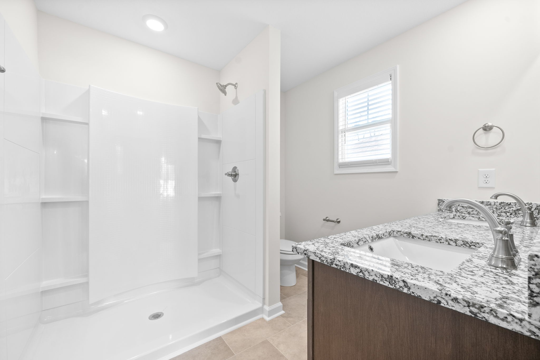 Clarksville, Tennessee 37043, United States, 3 Bedrooms Bedrooms, ,3 BathroomsBathrooms,Residential,Pending,37455