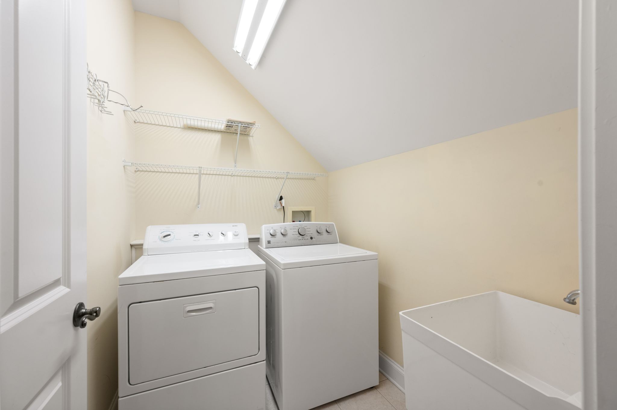 Nashville, Tennessee 37205, United States, 3 Bedrooms Bedrooms, ,4 BathroomsBathrooms,Residential,Active,172188