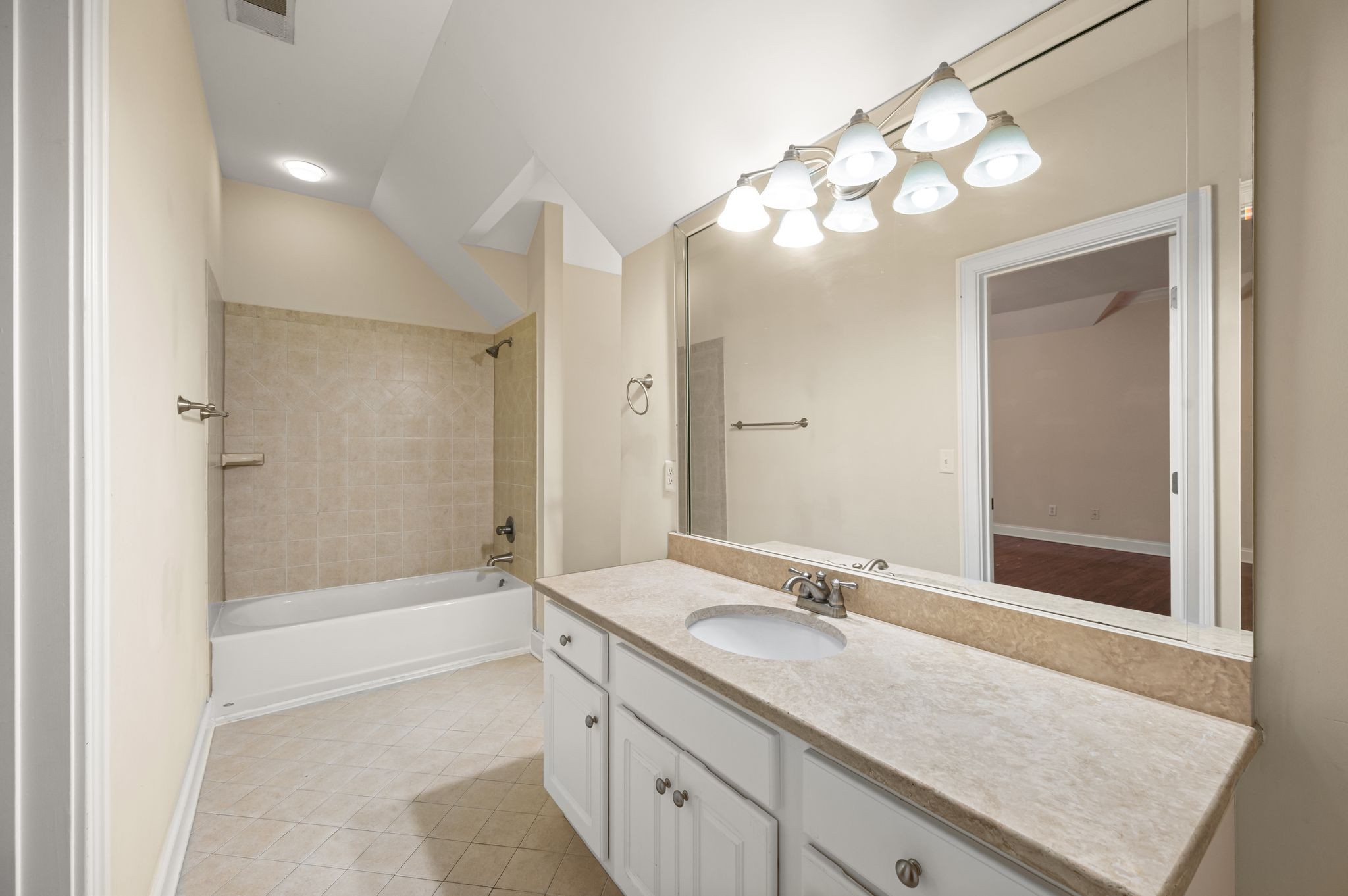 Nashville, Tennessee 37205, United States, 3 Bedrooms Bedrooms, ,4 BathroomsBathrooms,Residential,Active,172188