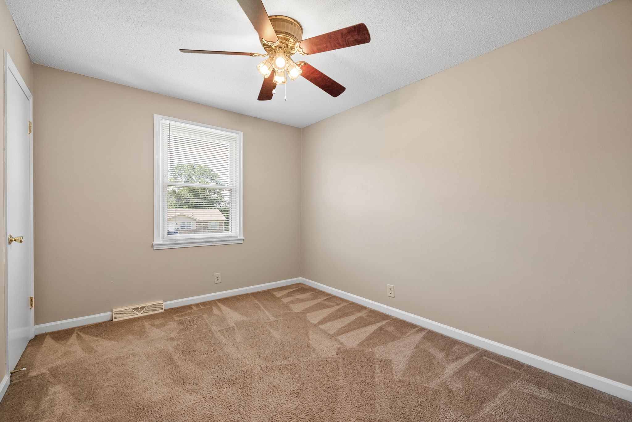 Clarksville, Tennessee 37042, United States, 3 Bedrooms Bedrooms, ,1 BathroomBathrooms,Residential,Active,138141