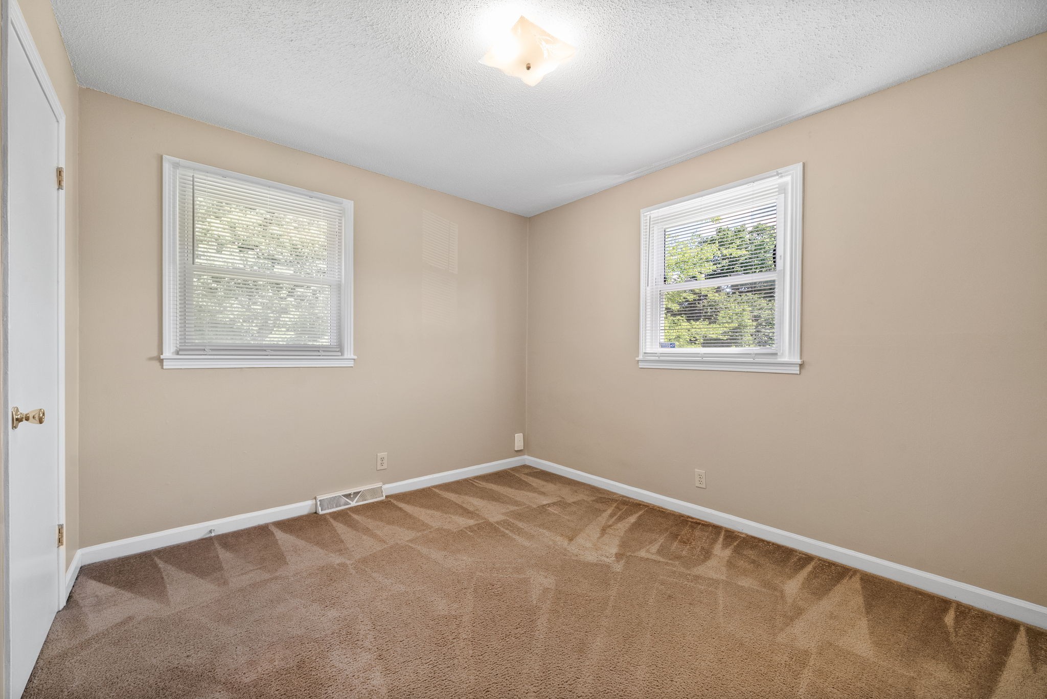 Clarksville, Tennessee 37042, United States, 3 Bedrooms Bedrooms, ,1 BathroomBathrooms,Residential,Active,138141