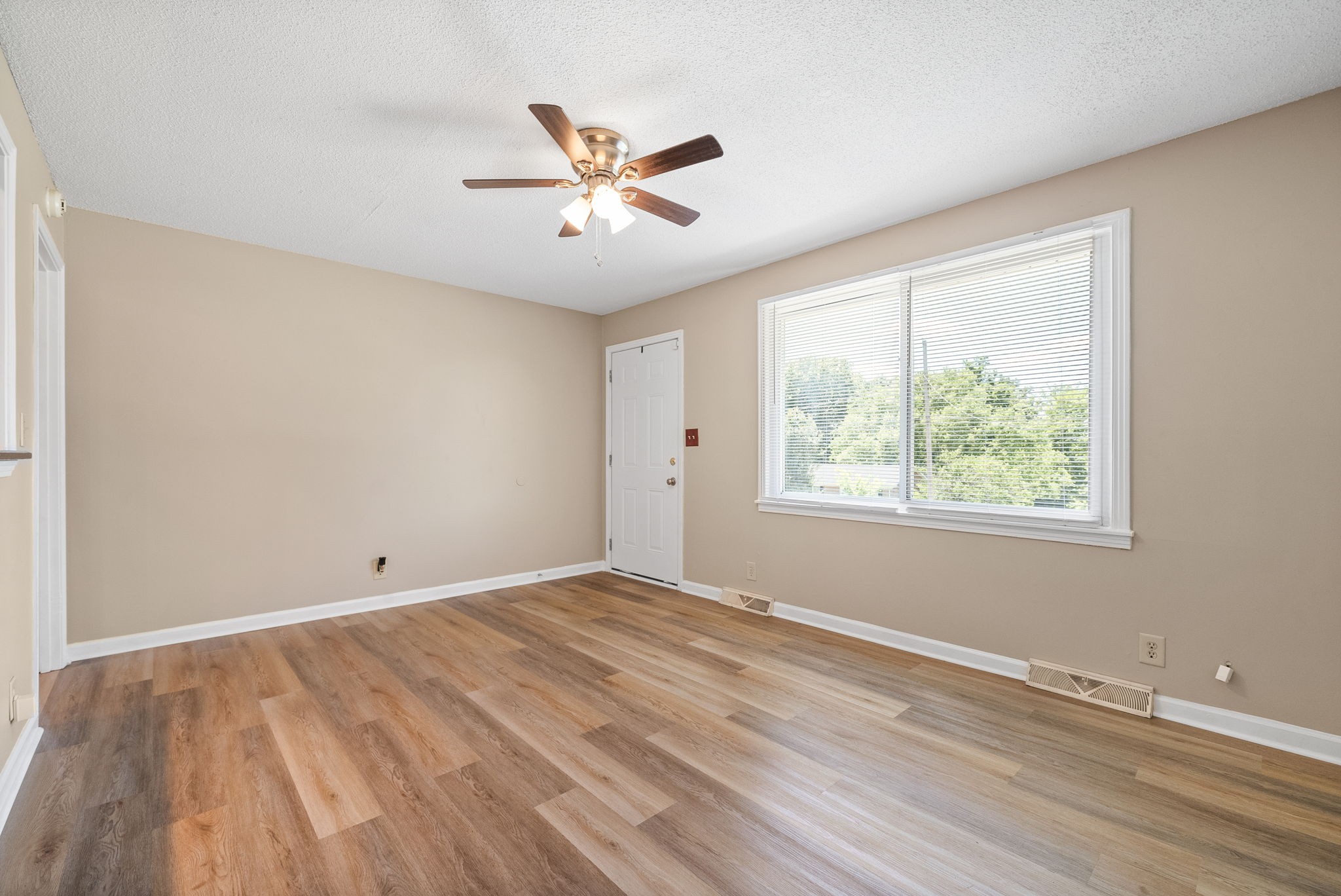 Clarksville, Tennessee 37042, United States, 3 Bedrooms Bedrooms, ,1 BathroomBathrooms,Residential,Active,138141