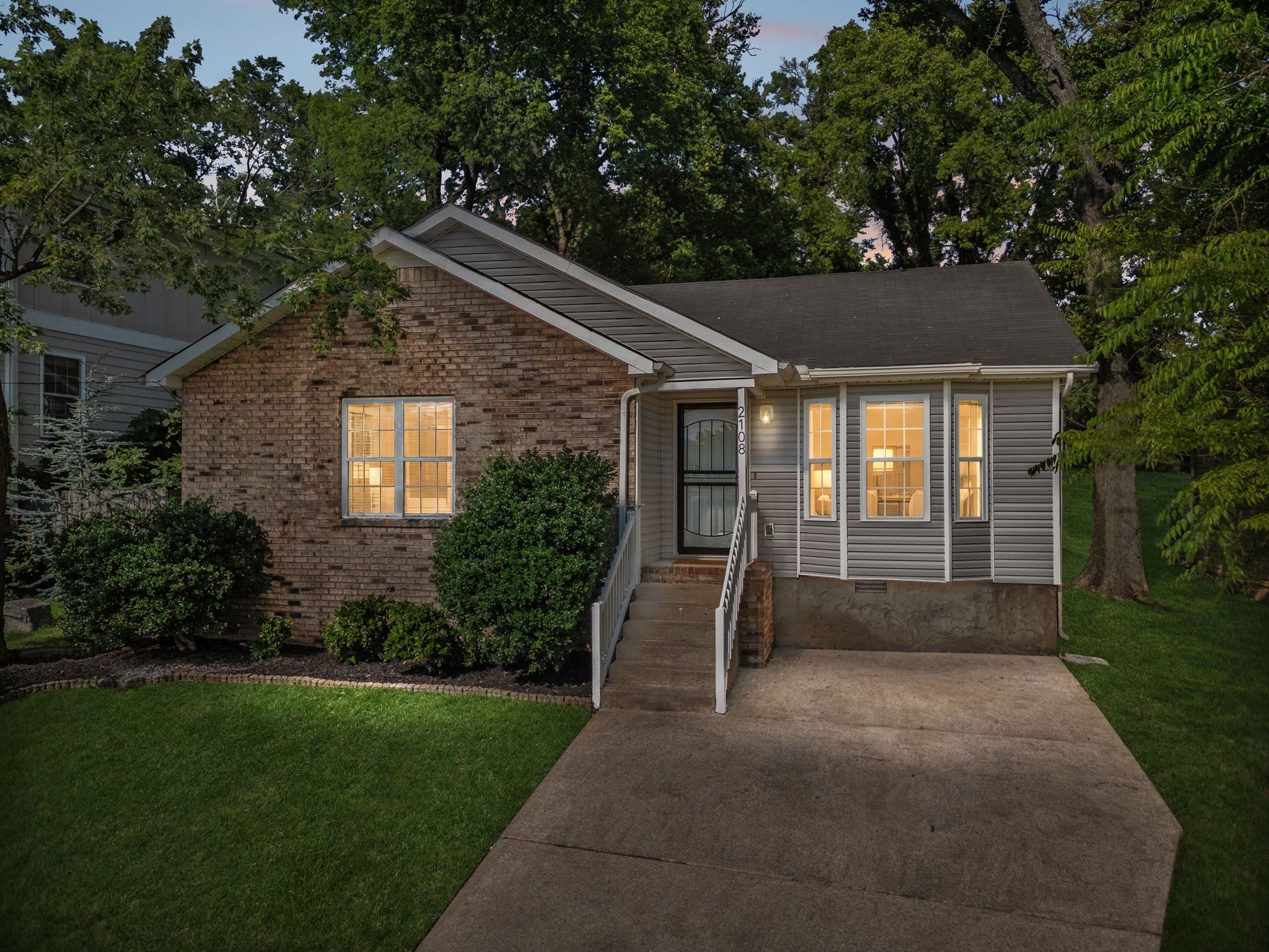 2108 15th Ave N, Nashville TN 37208 3-bed home, photo 3 of 5