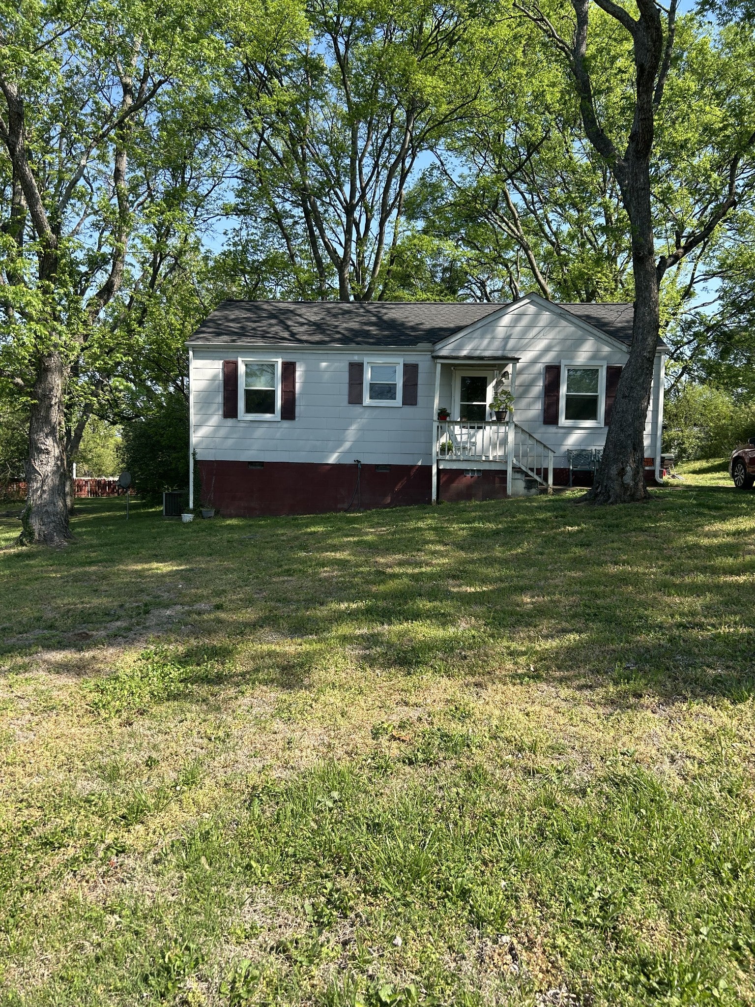 2-bed home for sale in Nashville, TN 37210, 1926 Dahlia Dr 1926 Dahlia Dr, Nashville TN 37210 2-bed home, photo 1 of 5
