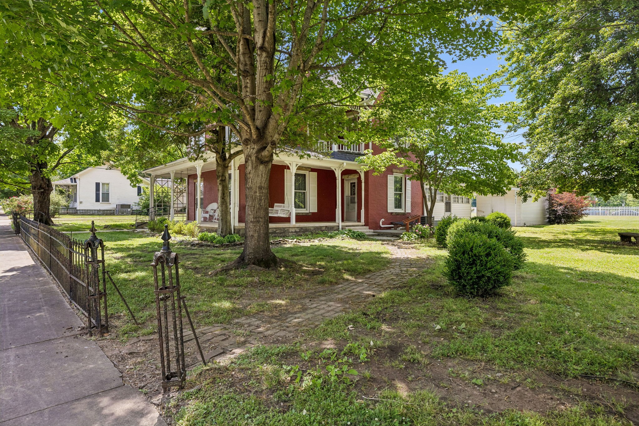 103 Cowan St W