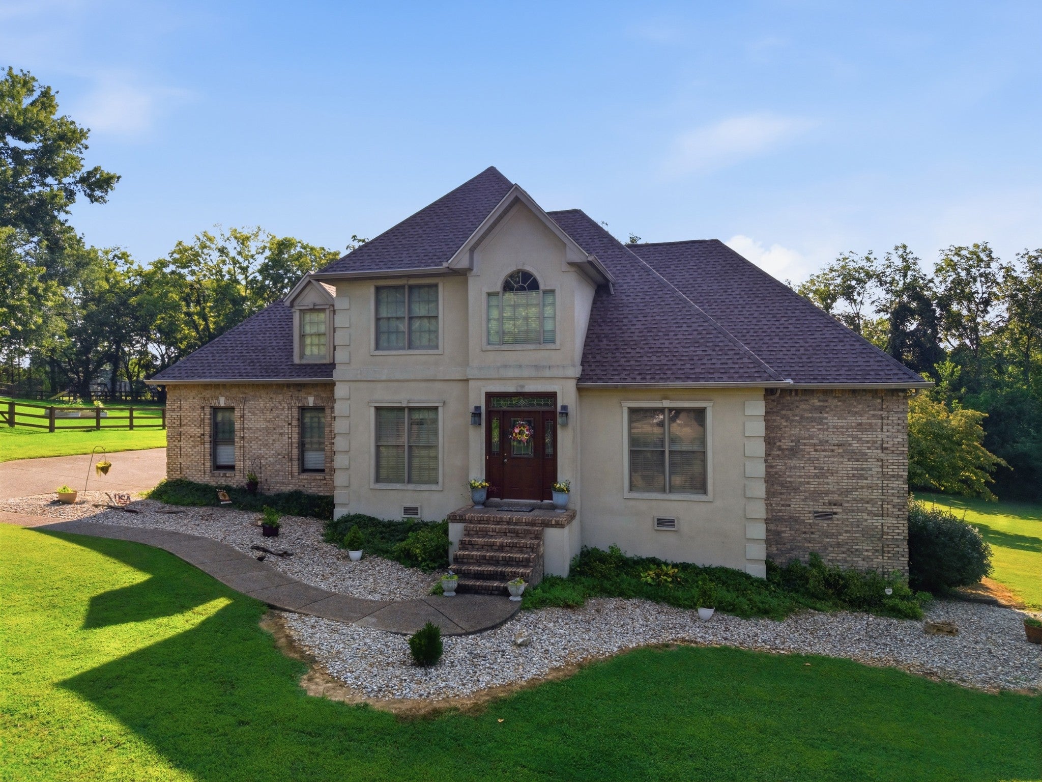 2044 Laura Ln