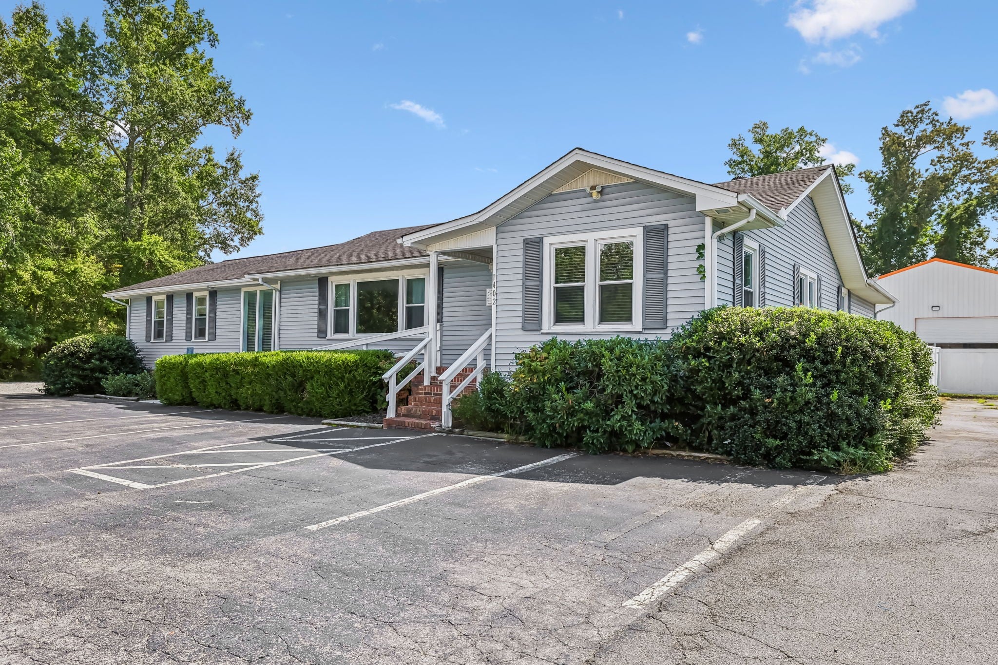 1402 Willow Dr