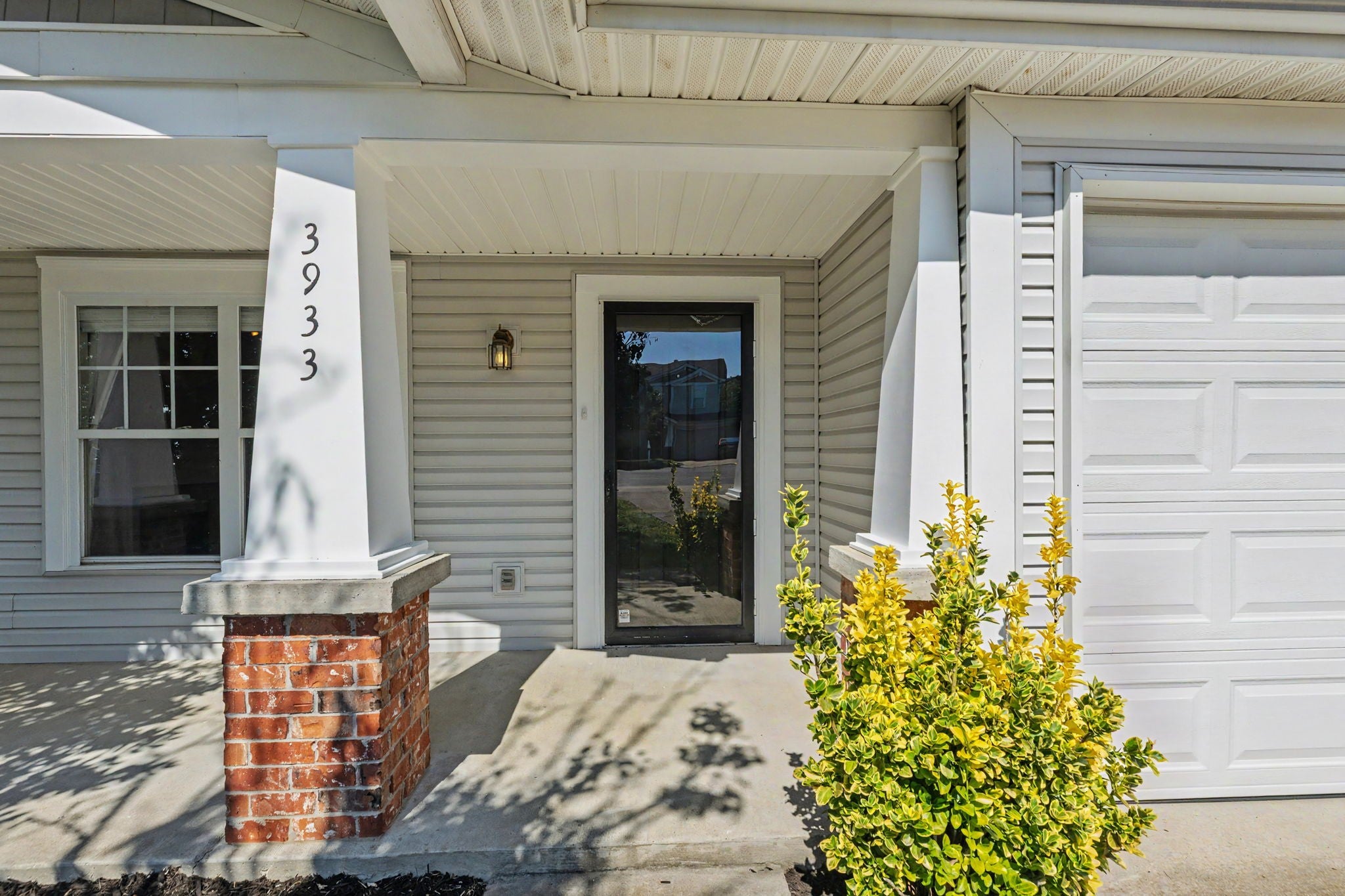3933 Bridgeview Ln