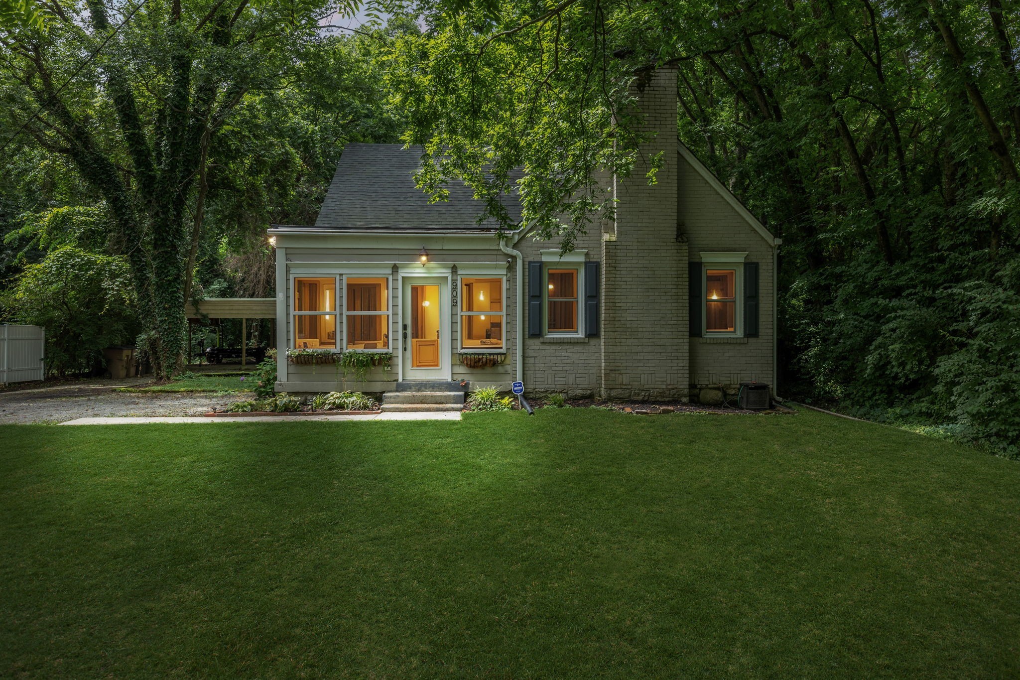 909 Woodmont Blvd