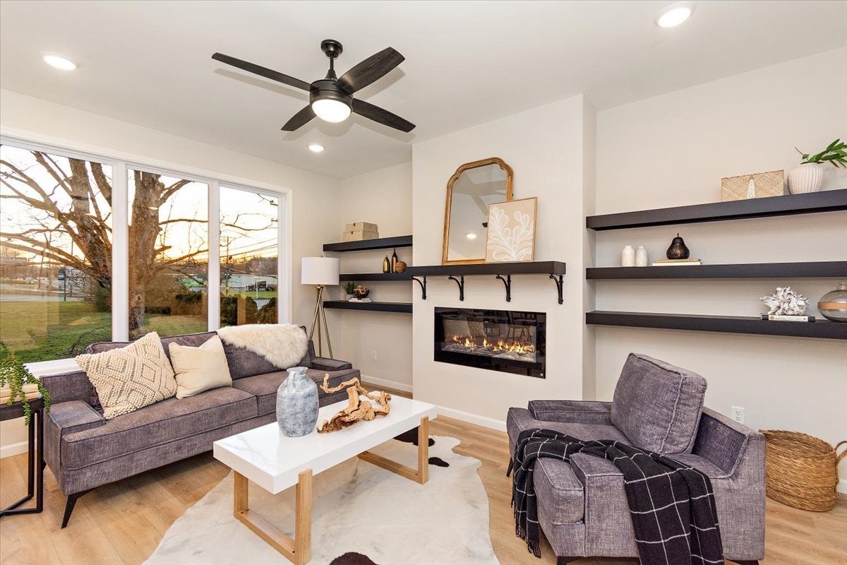 3670 Main St 2