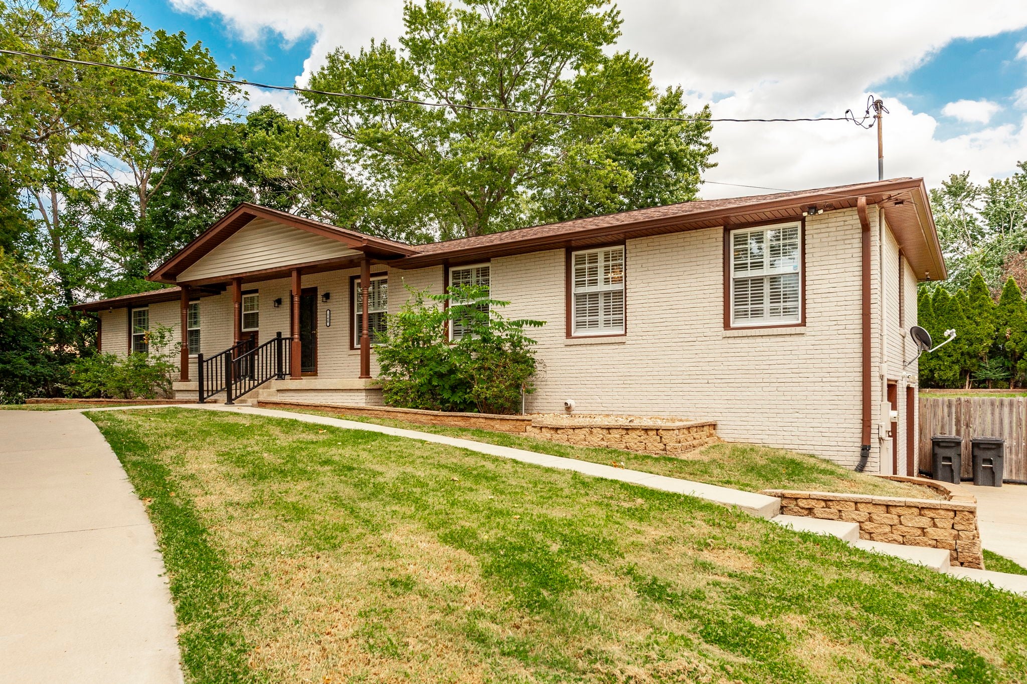 140 La Plaza Dr