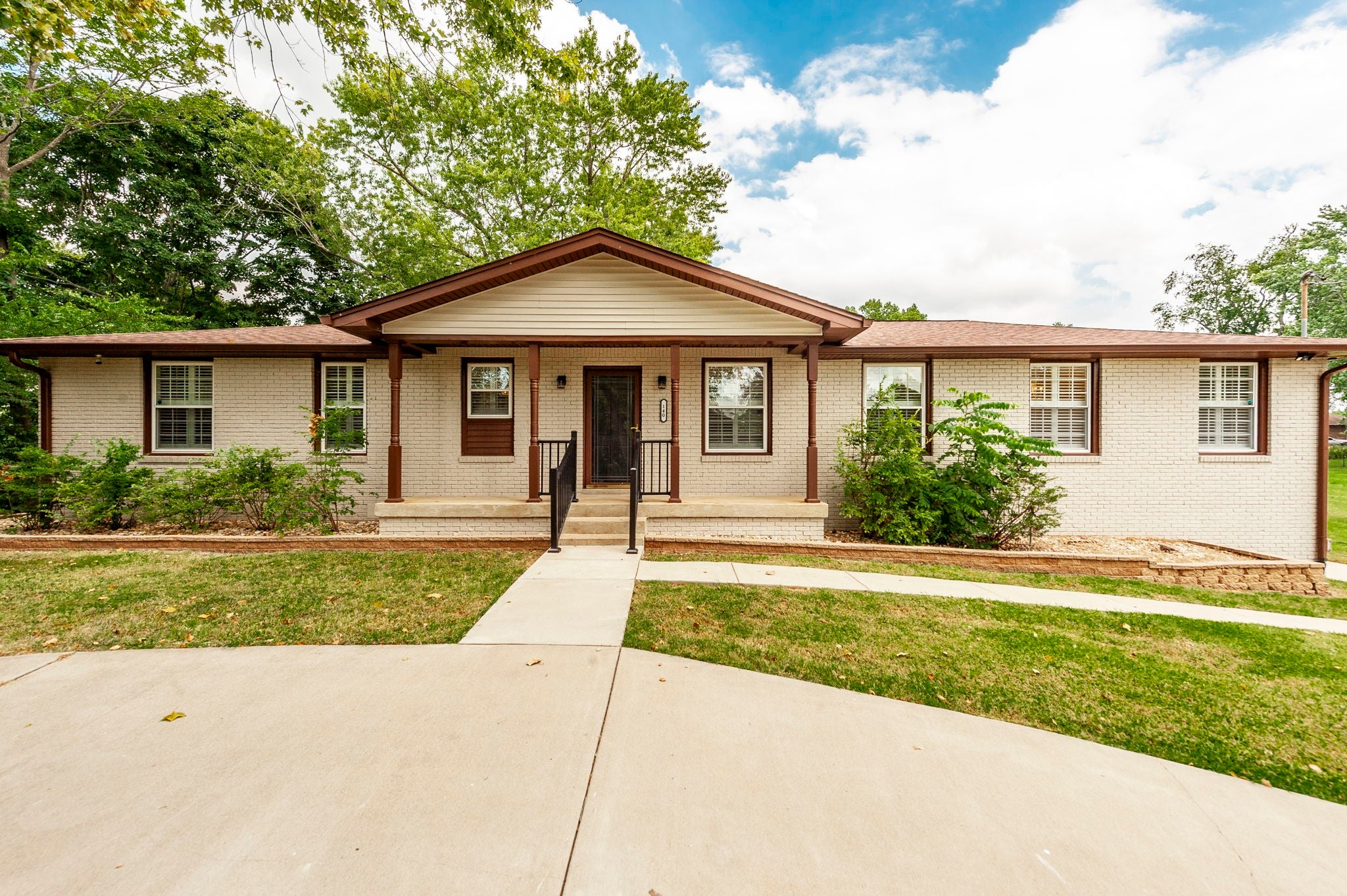 140 La Plaza Dr