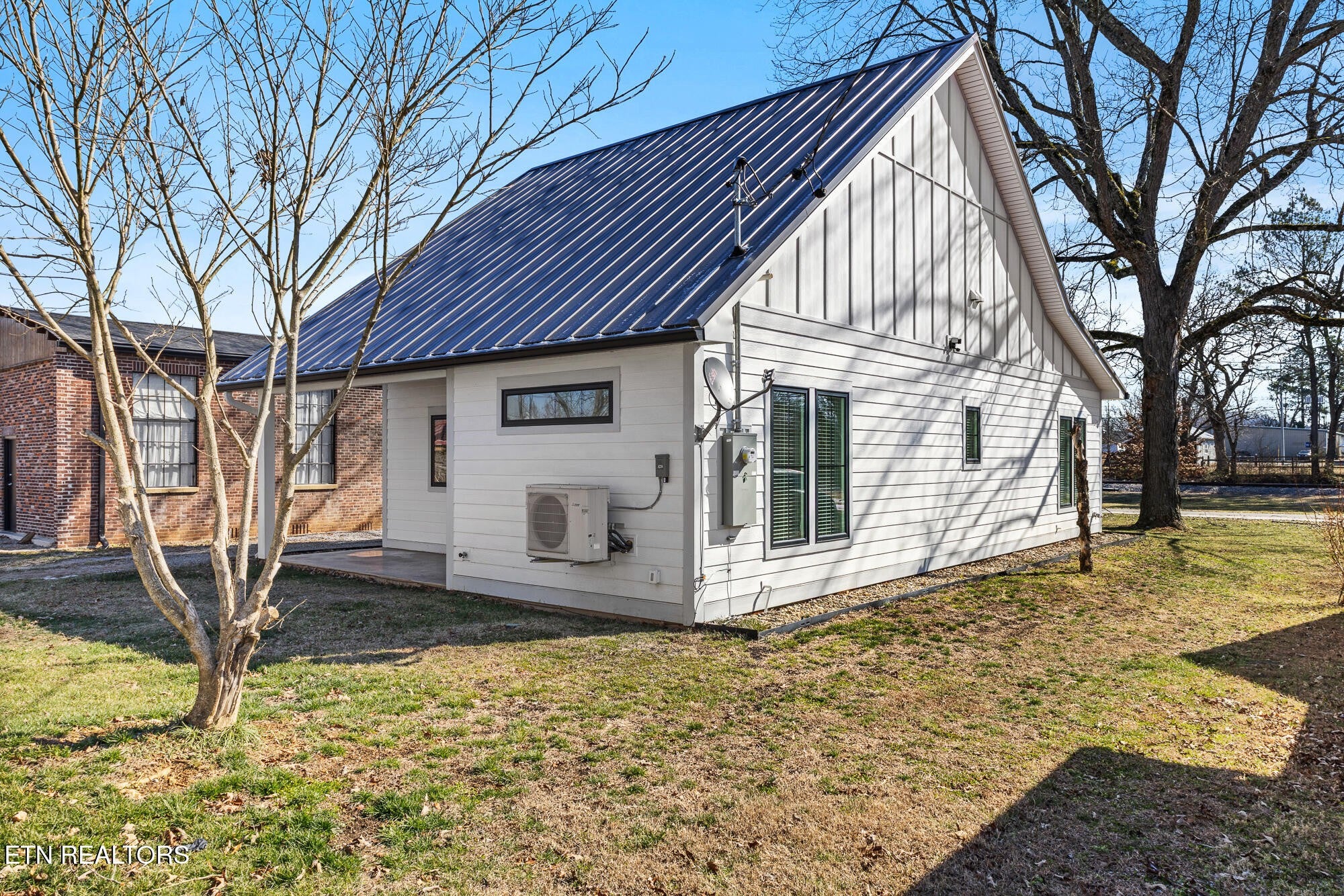103 E Main St
