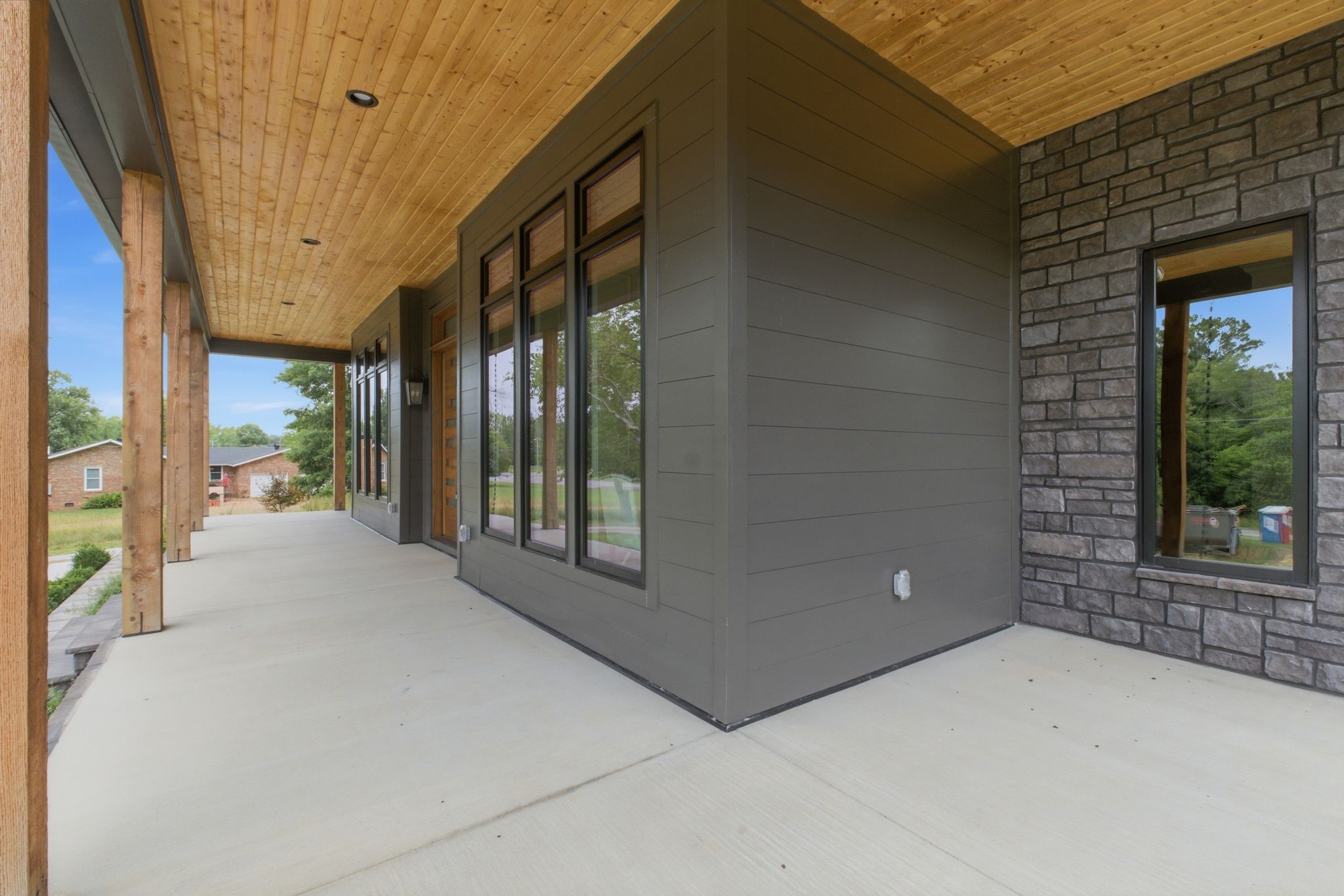 1002 Waller Rd