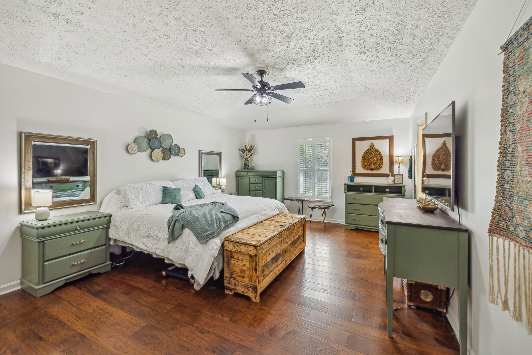 98 Deerpath Dr