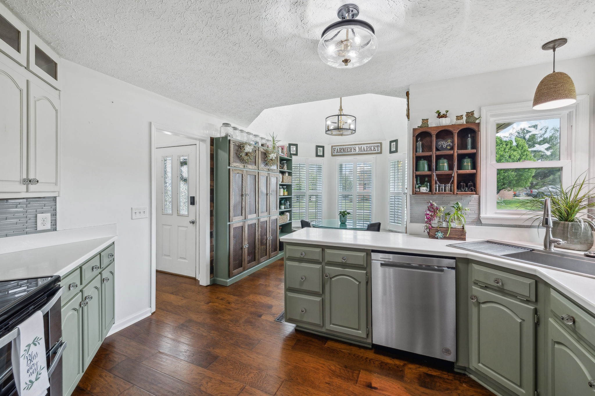 98 Deerpath Dr