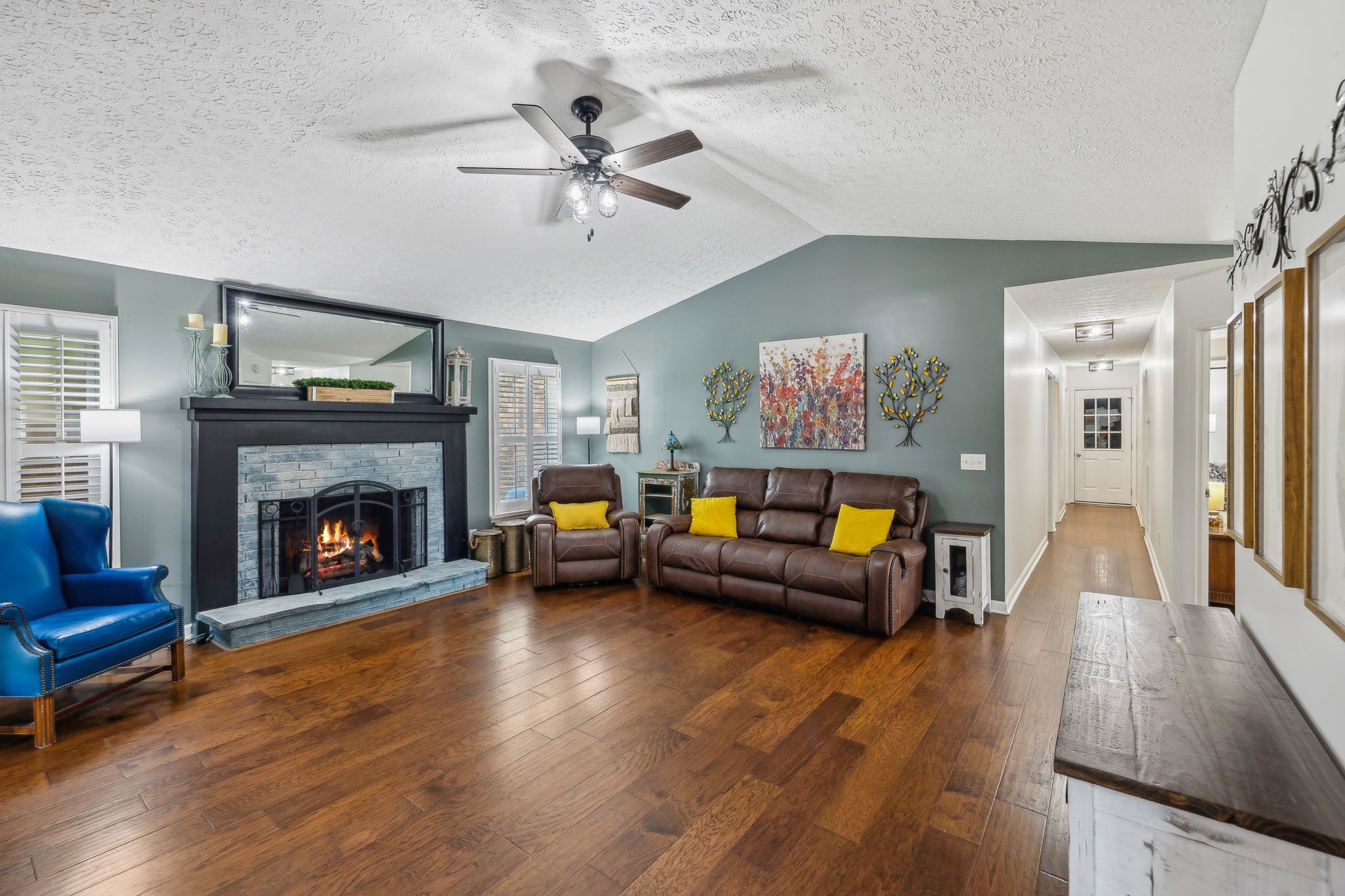 98 Deerpath Dr