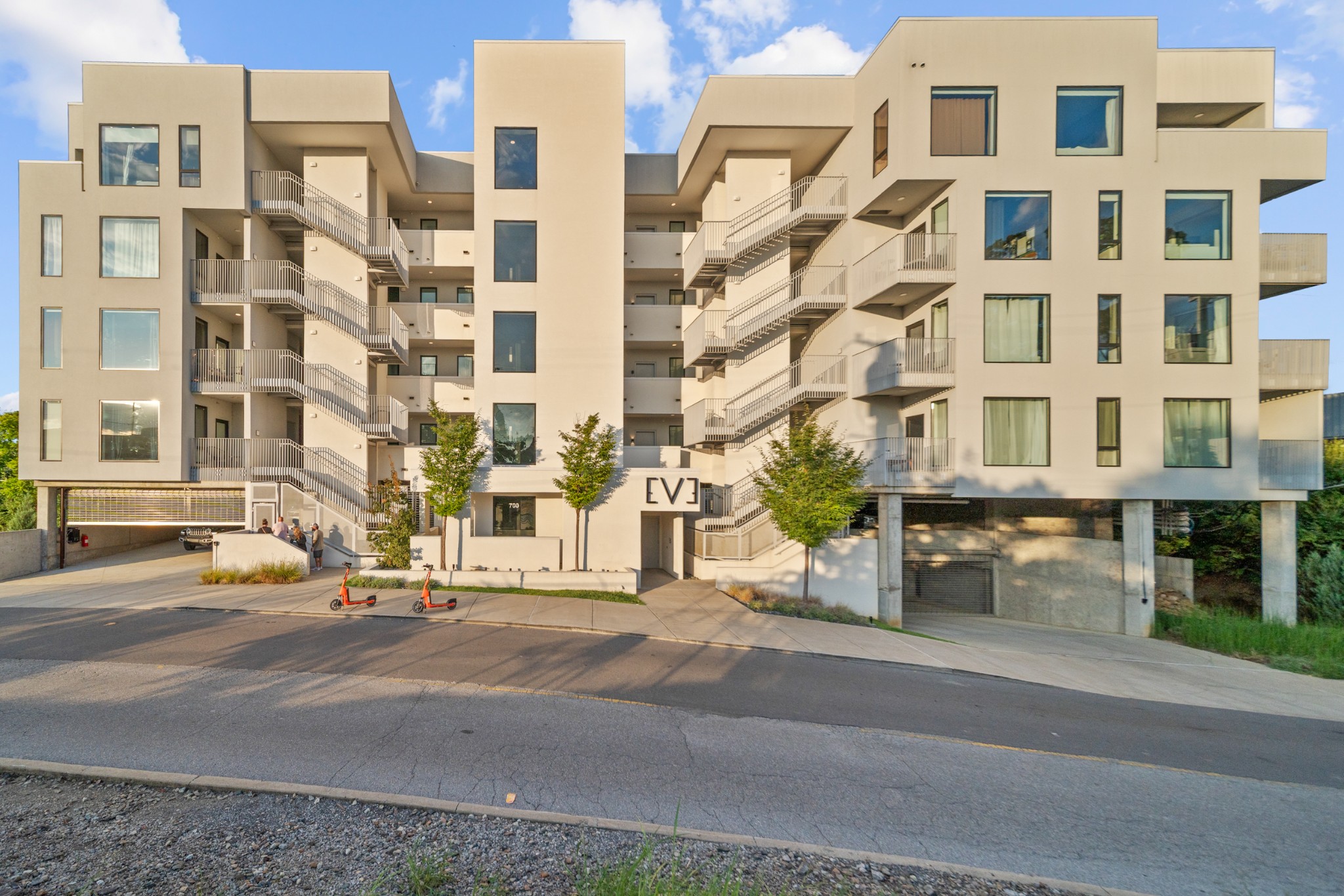 700 1st Ave N 403