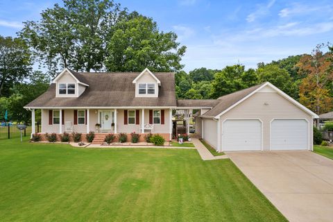 1038 Waters Edge Dr Florence AL 35634