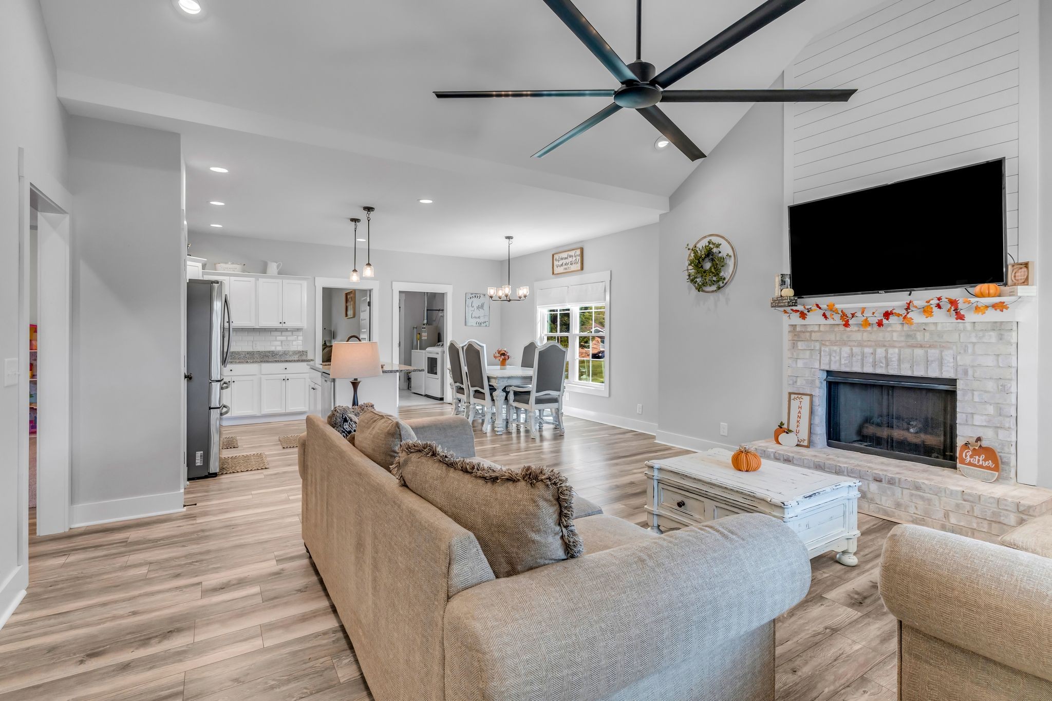 195 Julia Ann Ct E
