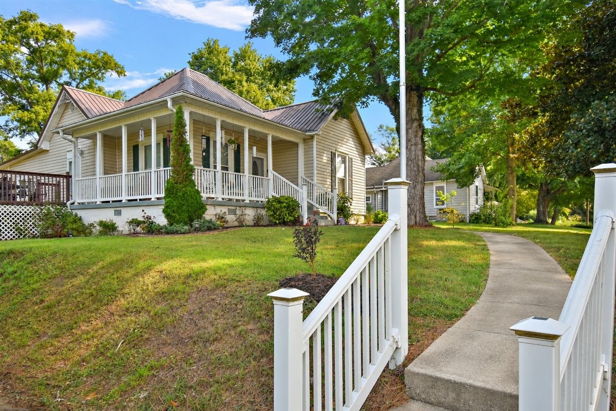 211 Riverside Dr
