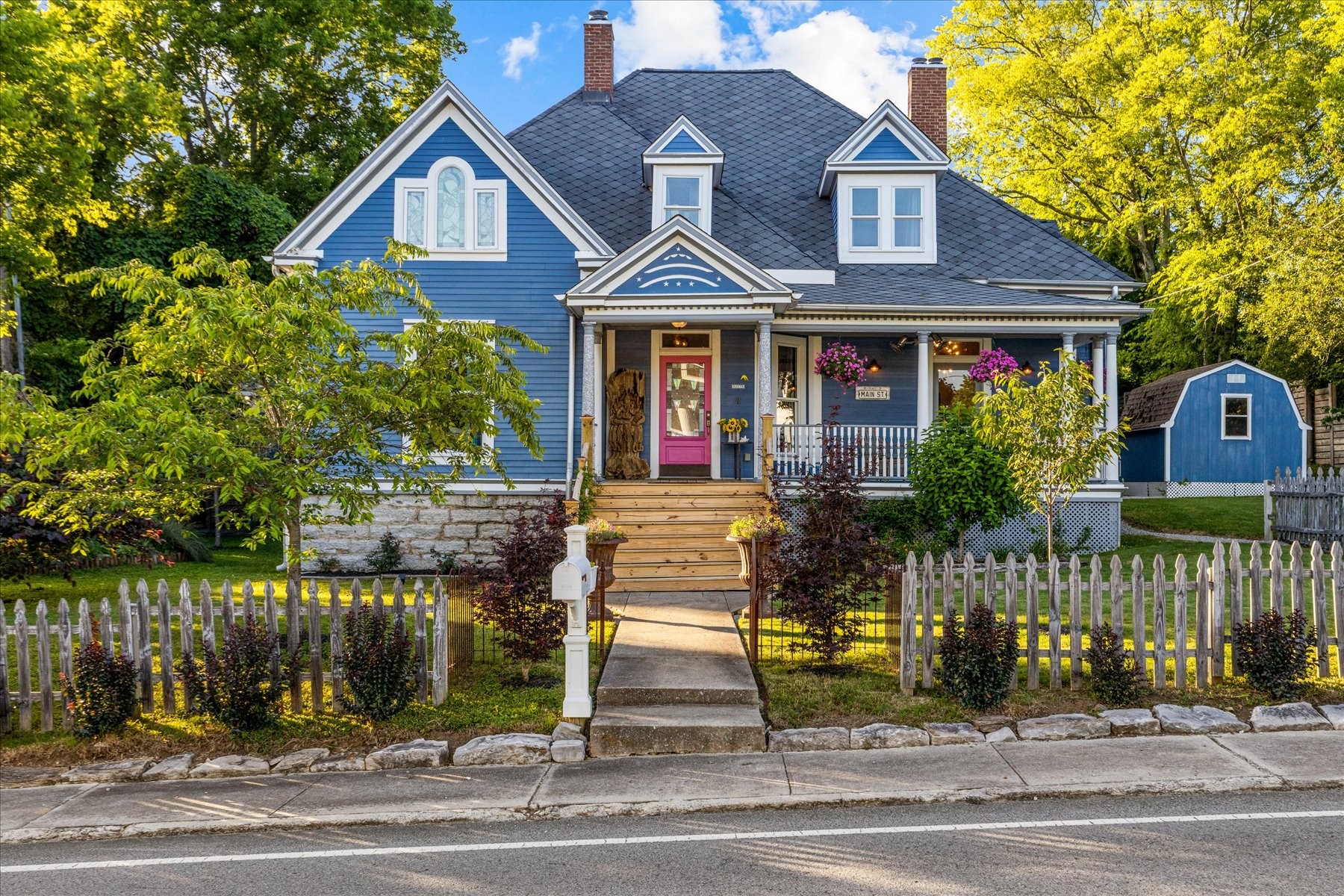 207 Main St E
