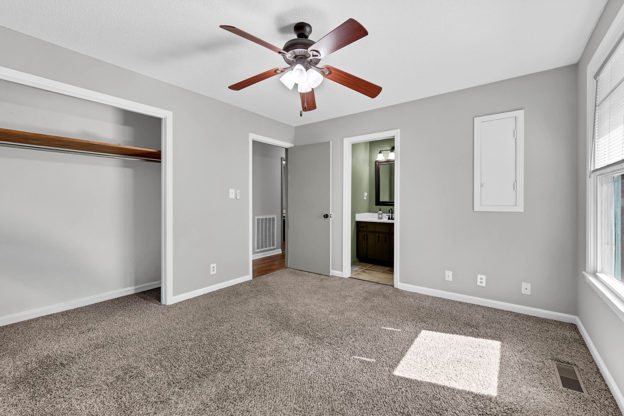 Clarksville, Tennessee 37042, United States, 3 Bedrooms Bedrooms, ,2 BathroomsBathrooms,Residential,Active,226578