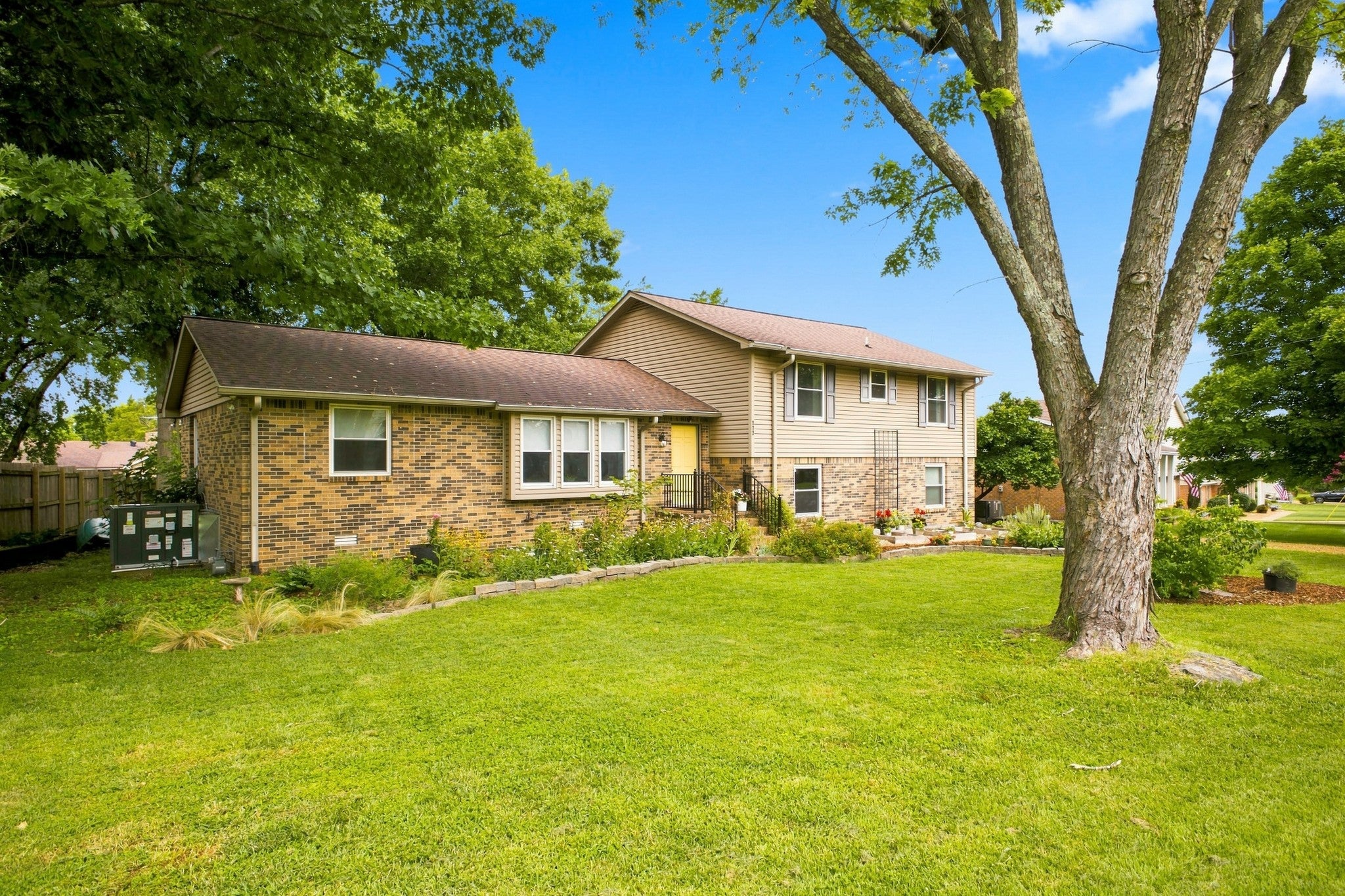 5-bed listing at 272 Clearlake Dr W, Nashville