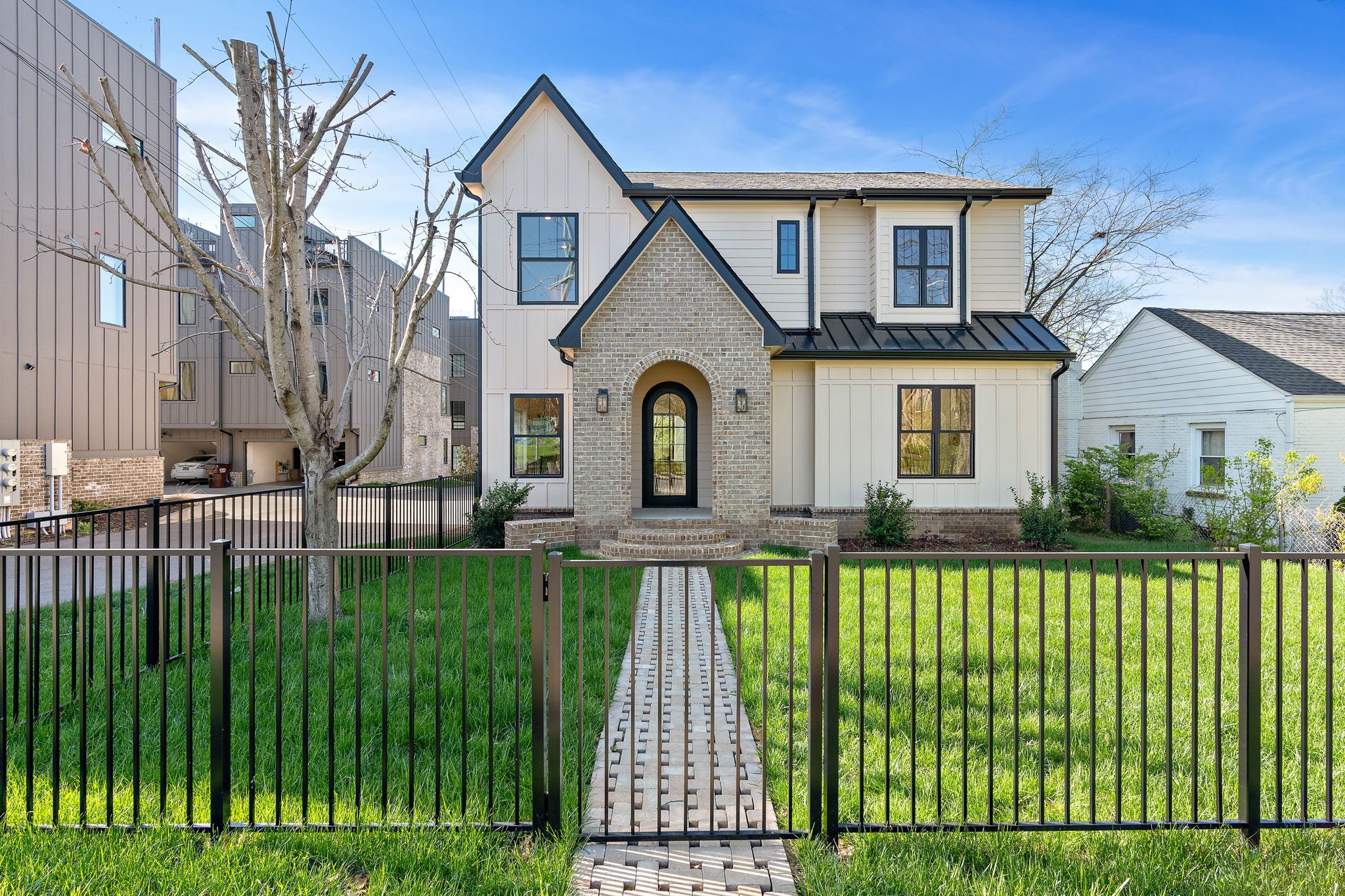 736 Douglas Ave