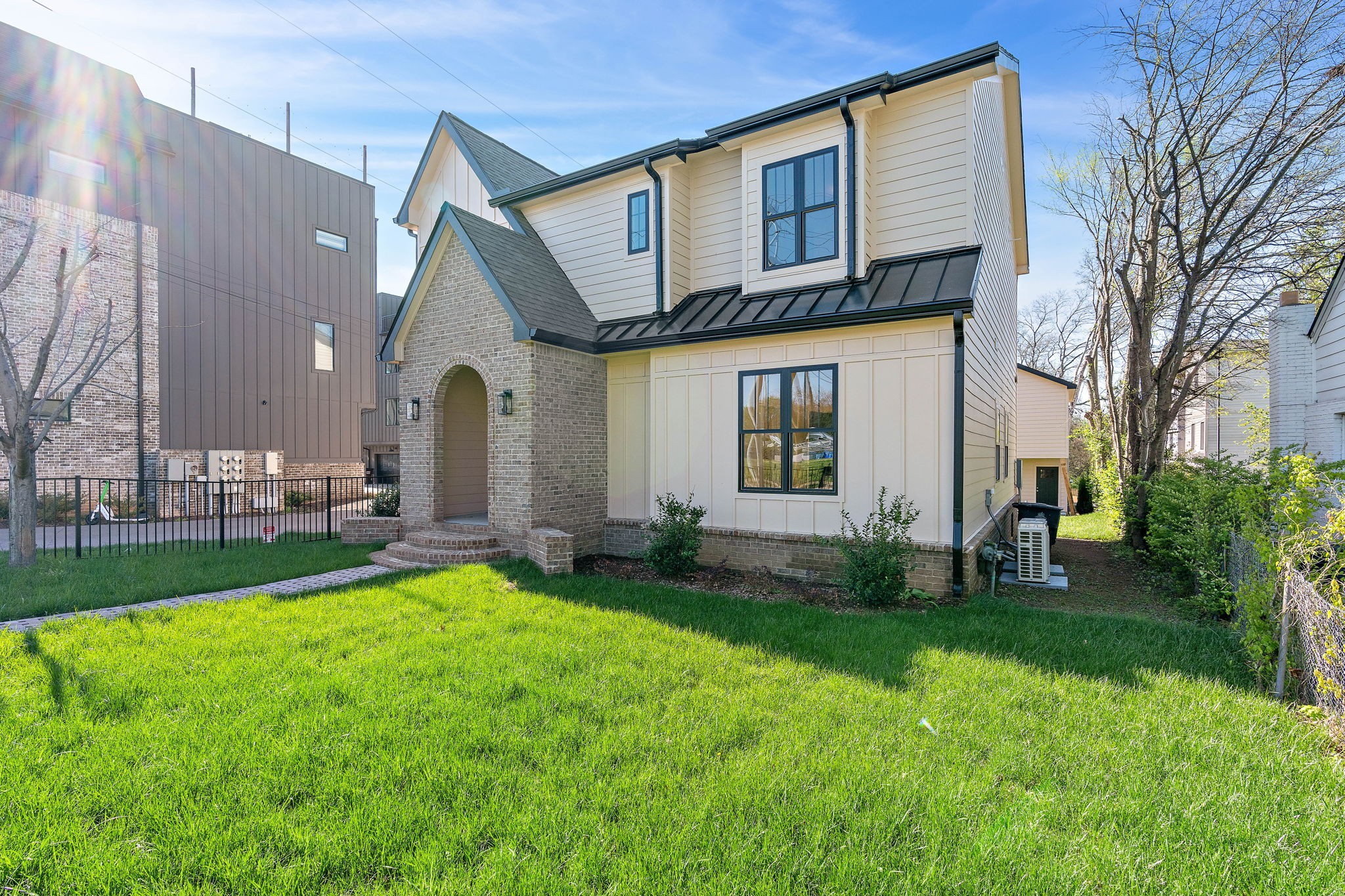 736 Douglas Ave