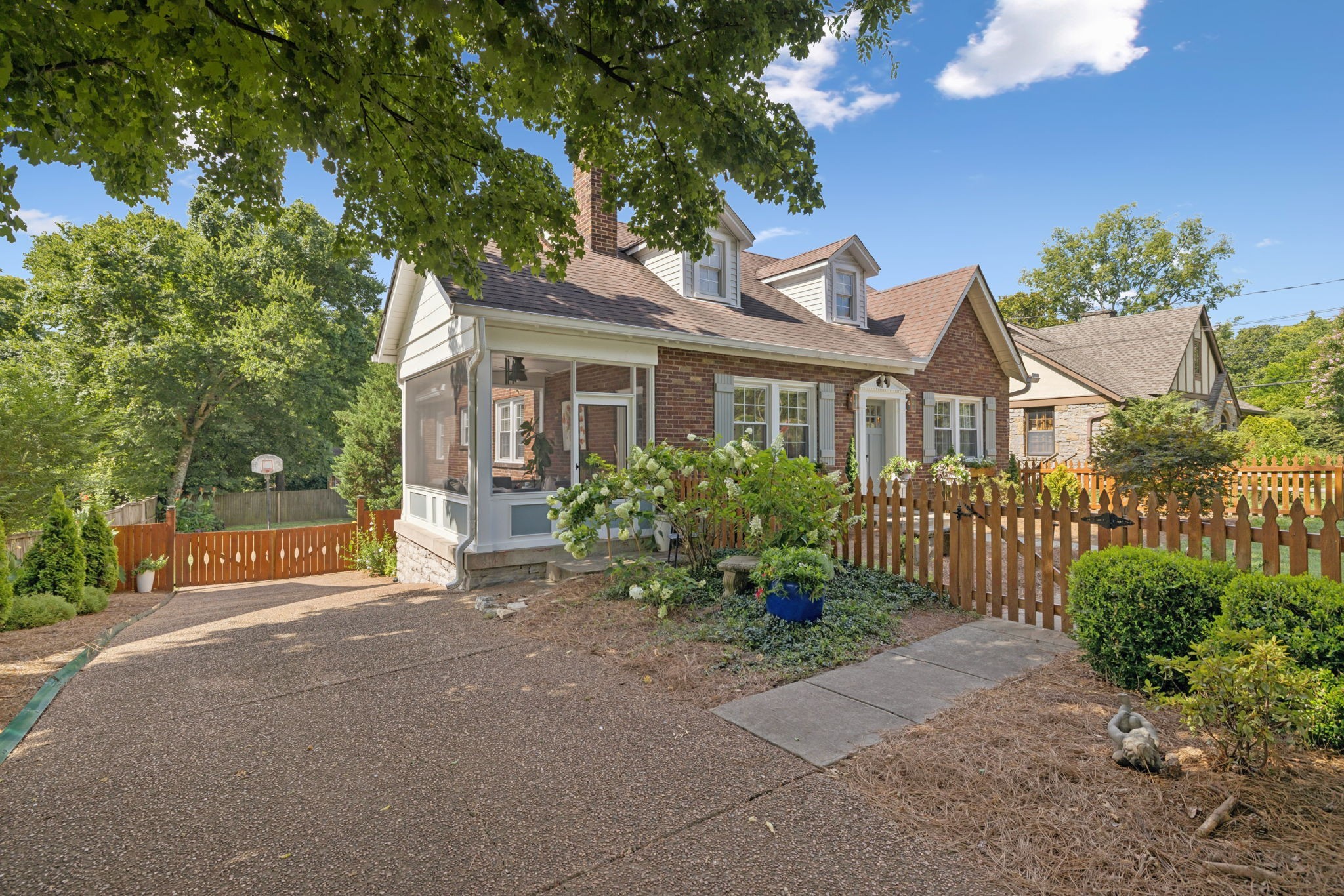 1119 Graybar Ln
