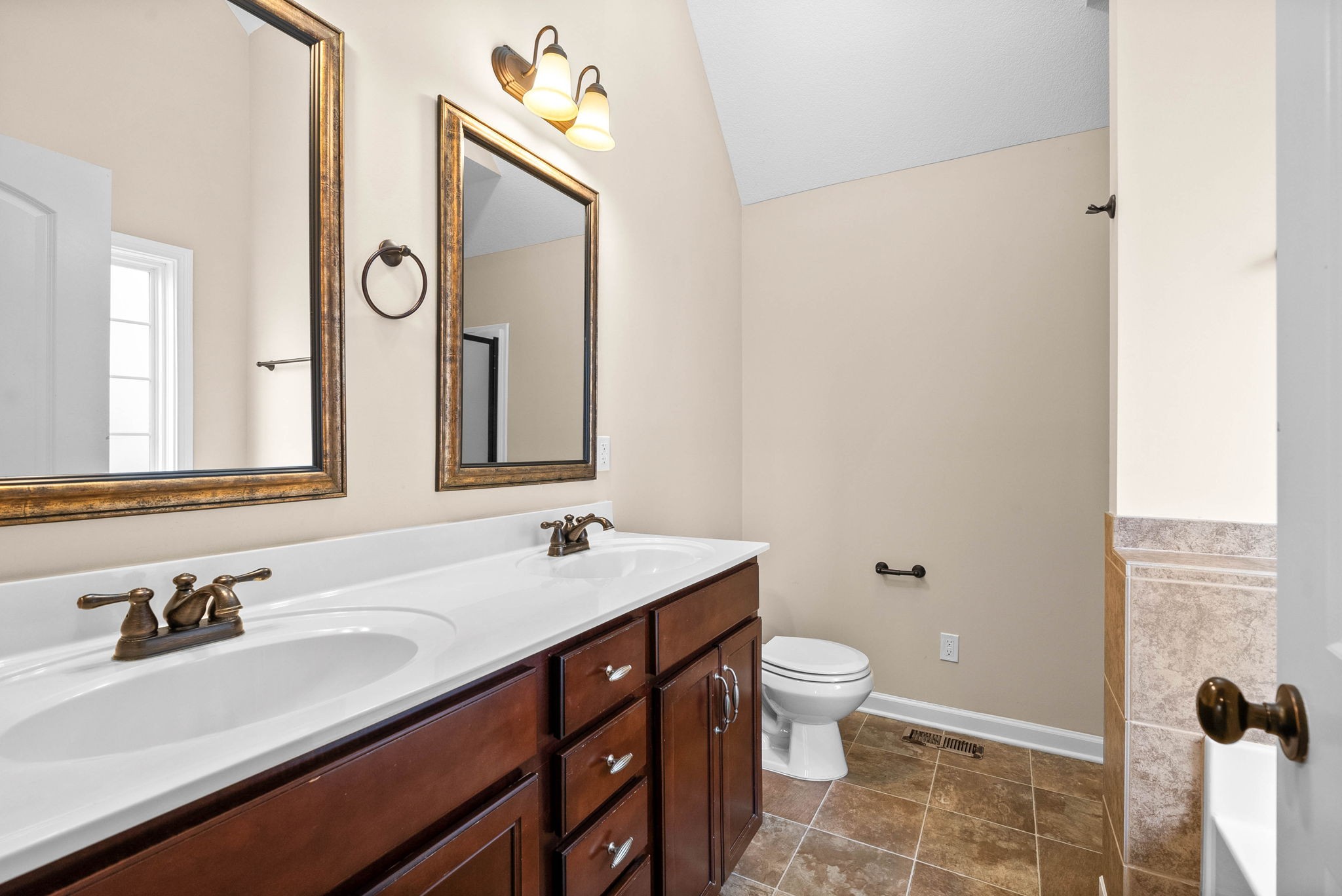 Clarksville, Tennessee 37042, United States, 3 Bedrooms Bedrooms, ,3 BathroomsBathrooms,Residential,Active,5193