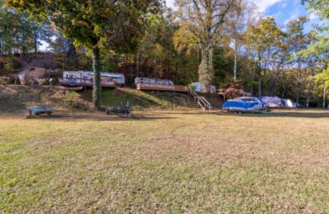 44 Camp Ln