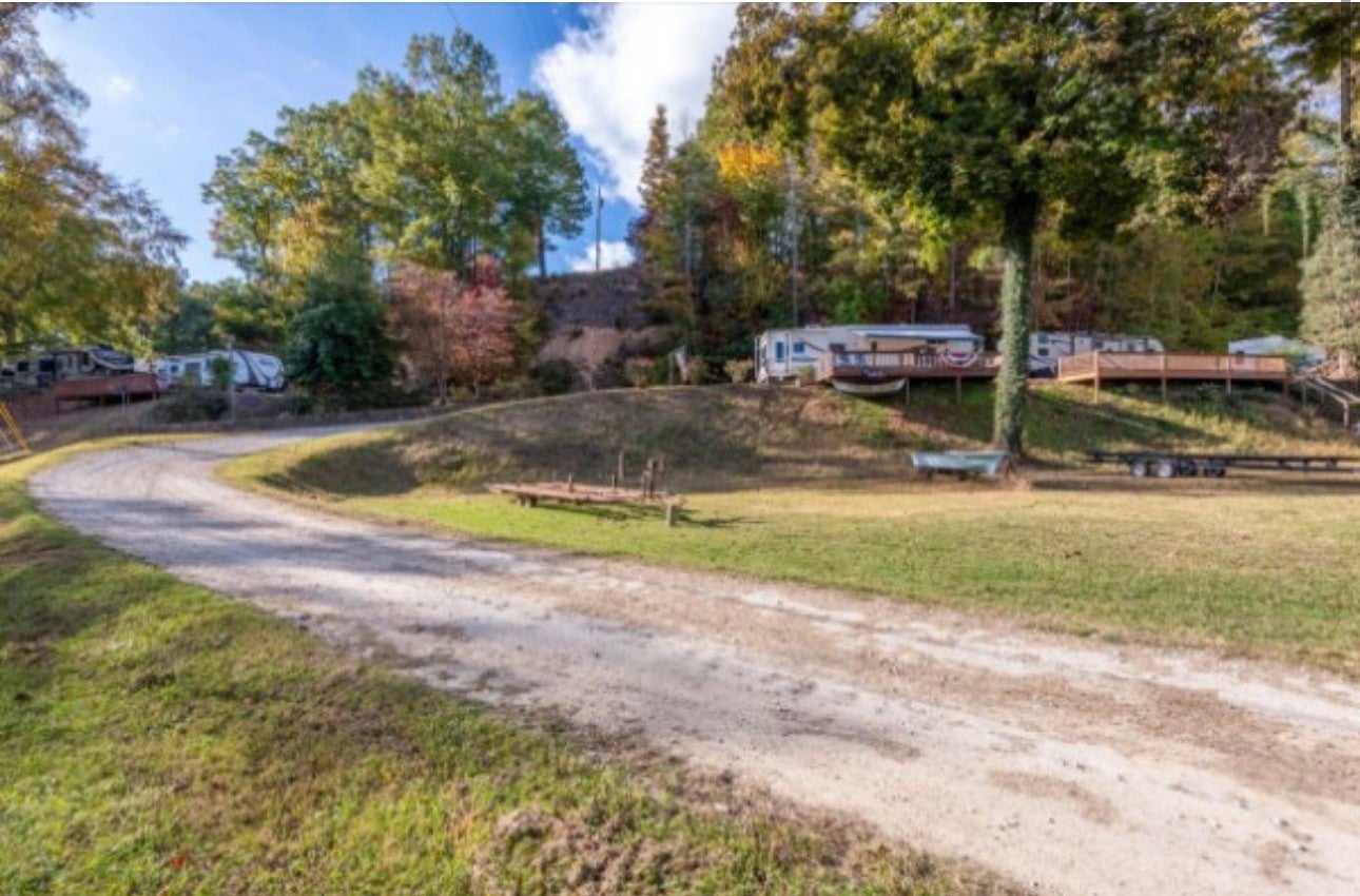 44 Camp Ln