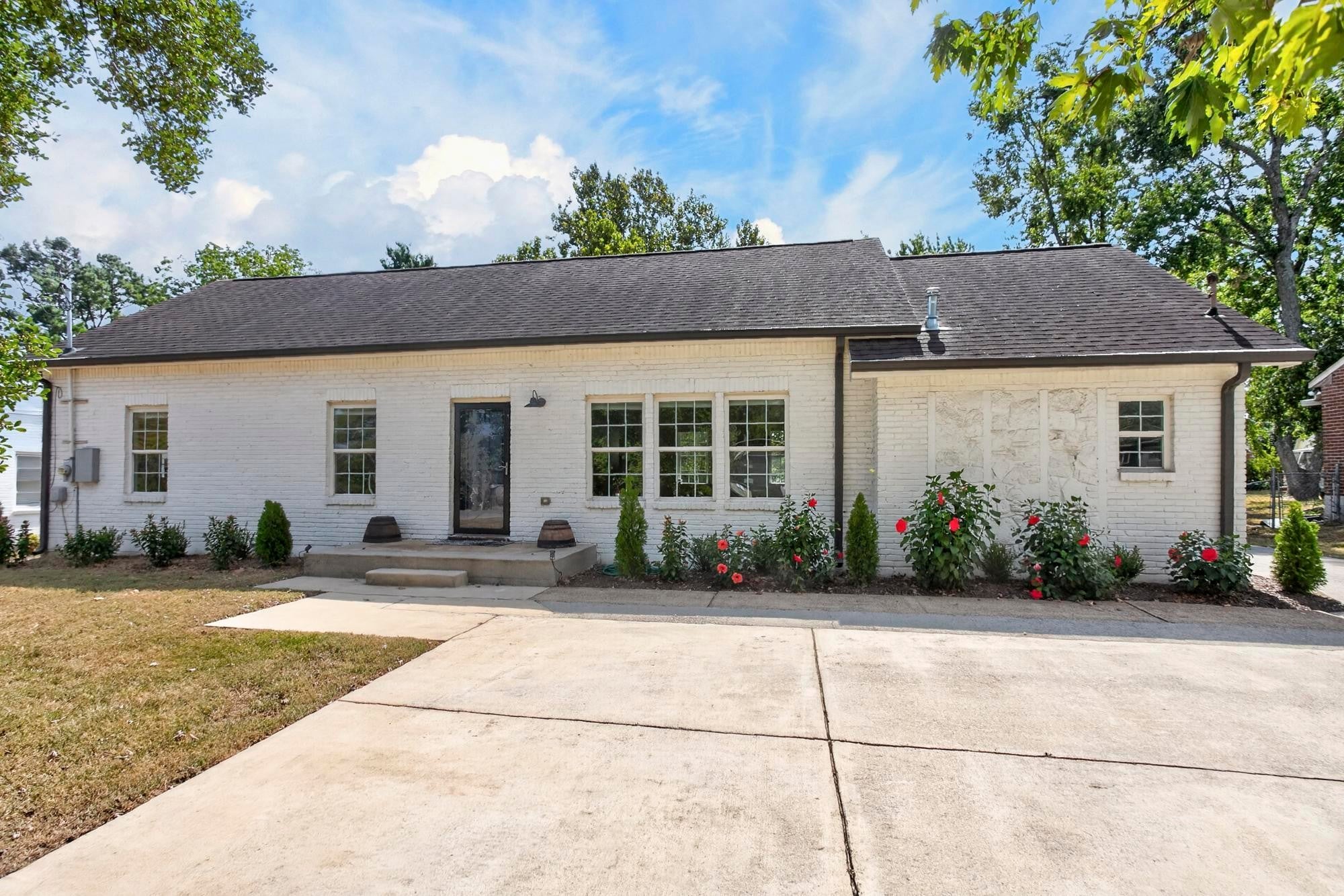 5-bed home for sale in Nashville, TN 37211, 541 Harding Pl 541 Harding Pl, Nashville TN 37211 5-bed home, photo 2 of 50
