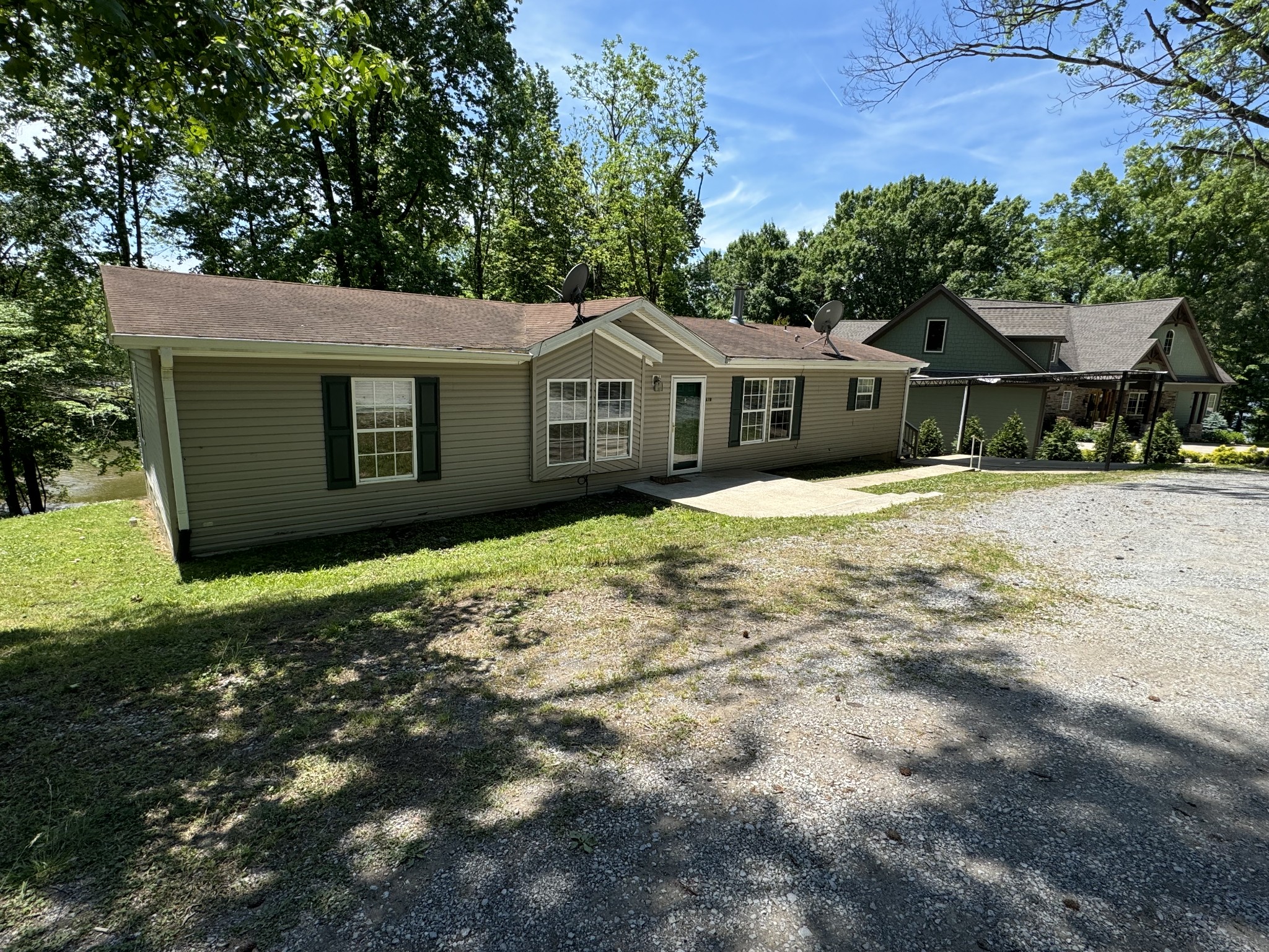 678 Laura Ln