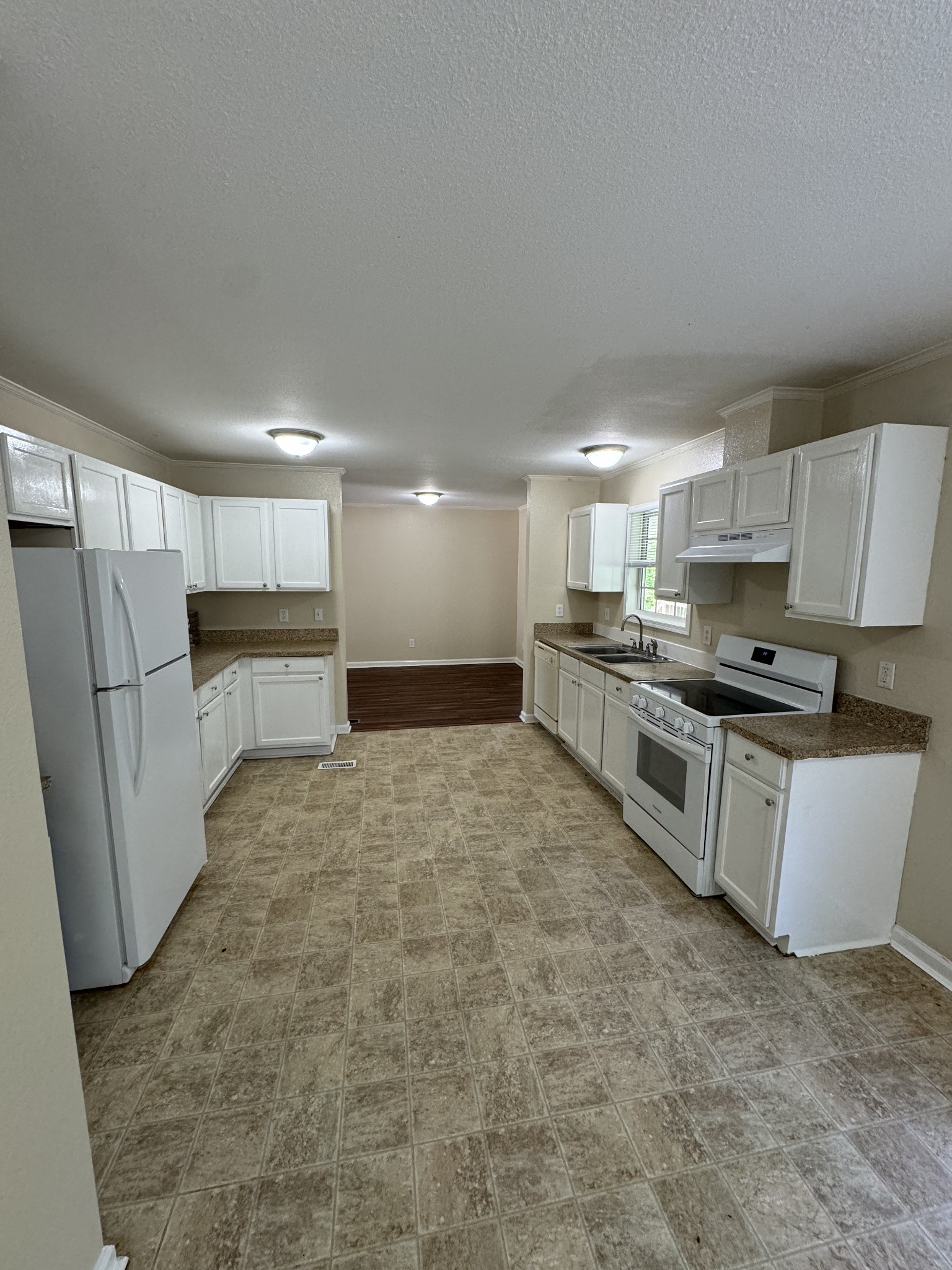 678 Laura Ln