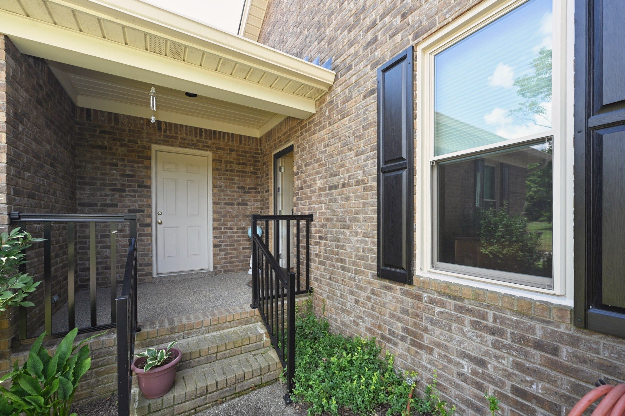 210 The Hollows Ct