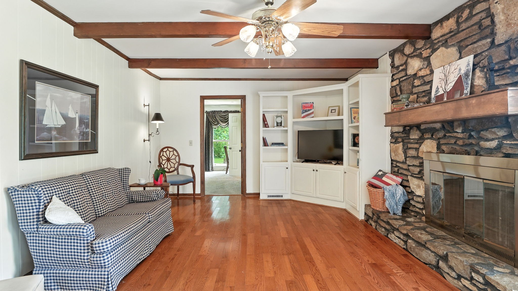 1048 Lakeshore Dr