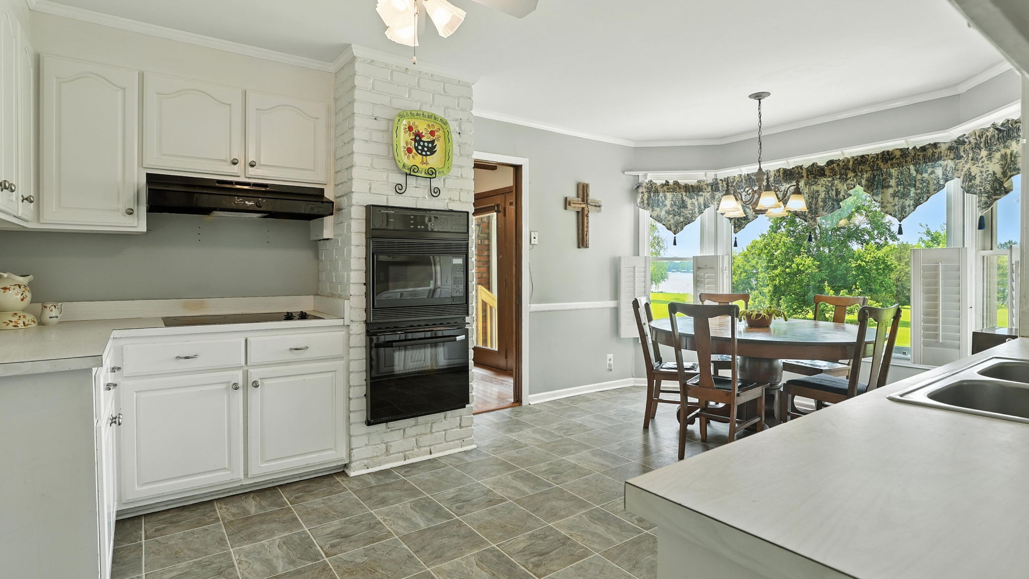 1048 Lakeshore Dr