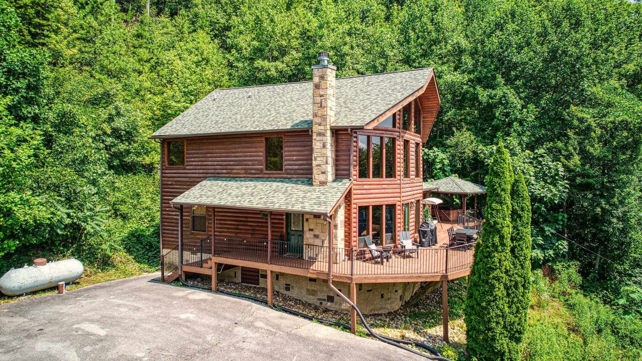 2733 Pine Crest Ln